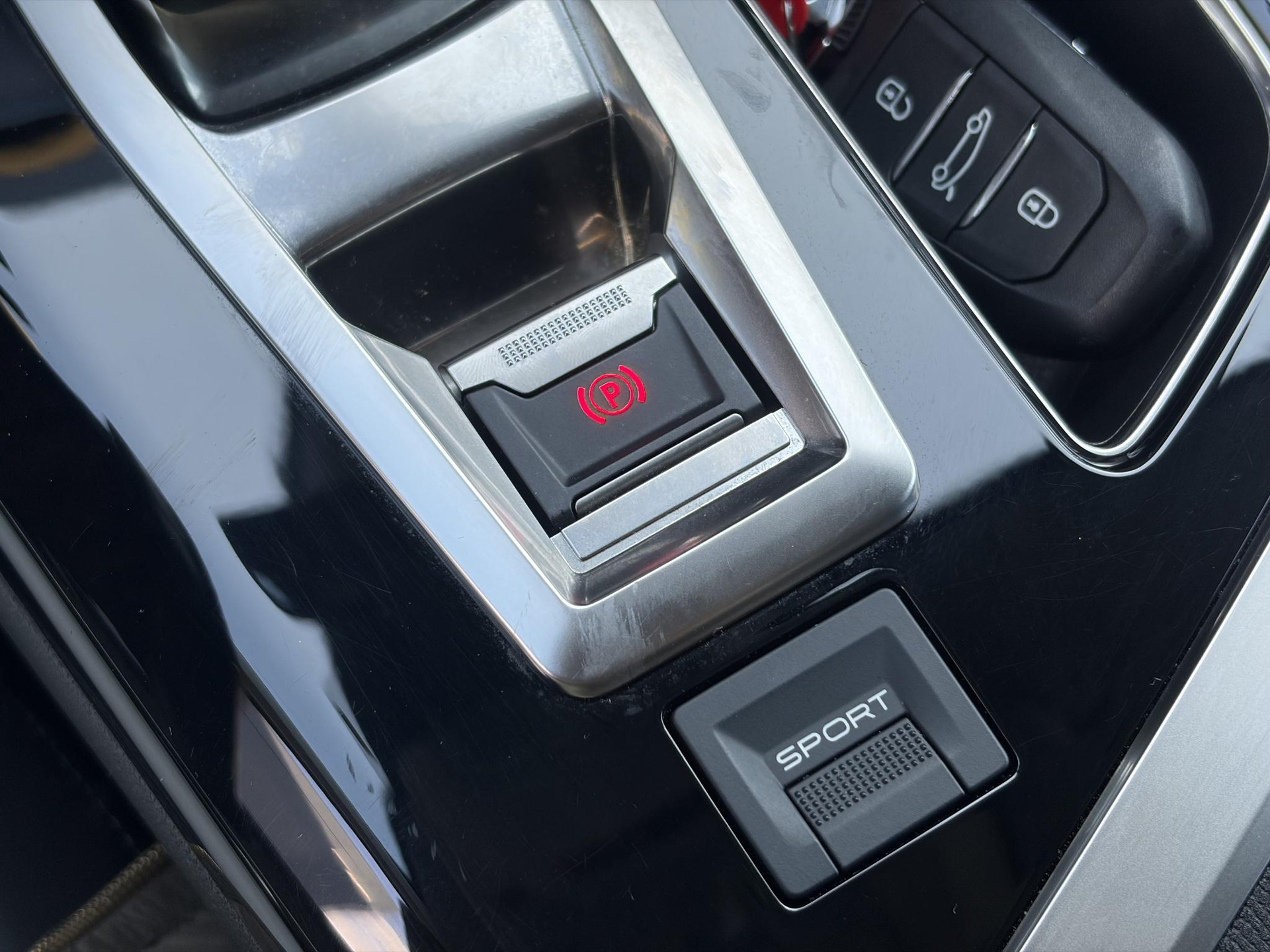 Peugeot 3008 1.2 PureTech Allure ✓1e Eigenaar✓D-riem vv 2024✓360° Camera✓Navi✓Trekhaak✓Carplay✓131pk✓Dealer Onderhouden✓Keyless✓Memory stoelen✓Halfleder✓Pdc V+A✓Stoelverw✓Dodehoeksensor✓17''Lm velgen✓N.A.P✓Apk tot 03-2027