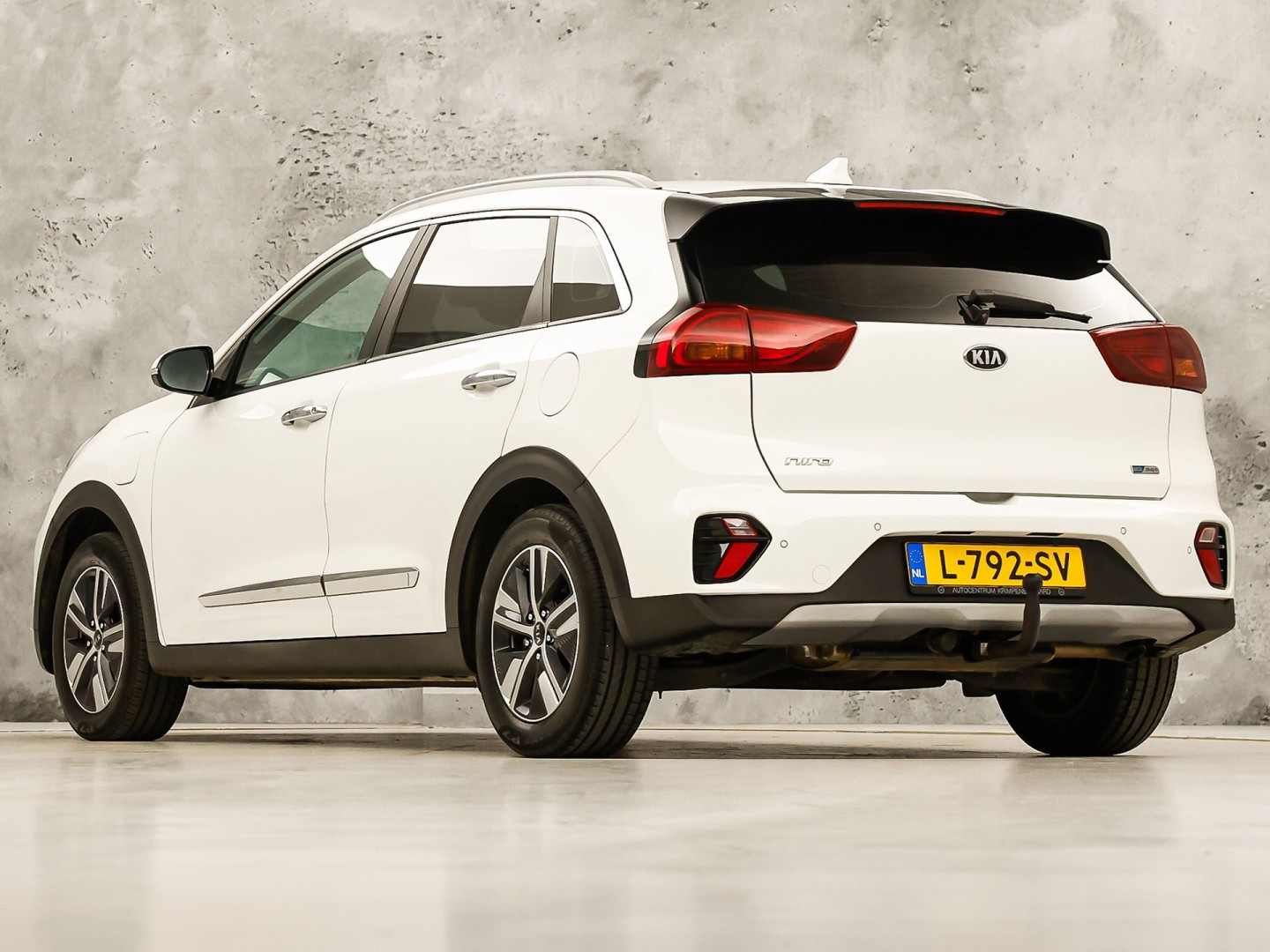 Kia Niro 1.6 GDi PHEV DynamicLine 141Pk Automaat (1e EIGENAAR, APPLE CARPLAY, GROOT NAVI, CAMERA, TREKHAAK, SPORTSTOELEN, ADAPTIVE CRUISE, GETINT GLAS, LEDER, NIEUWSTAAT)