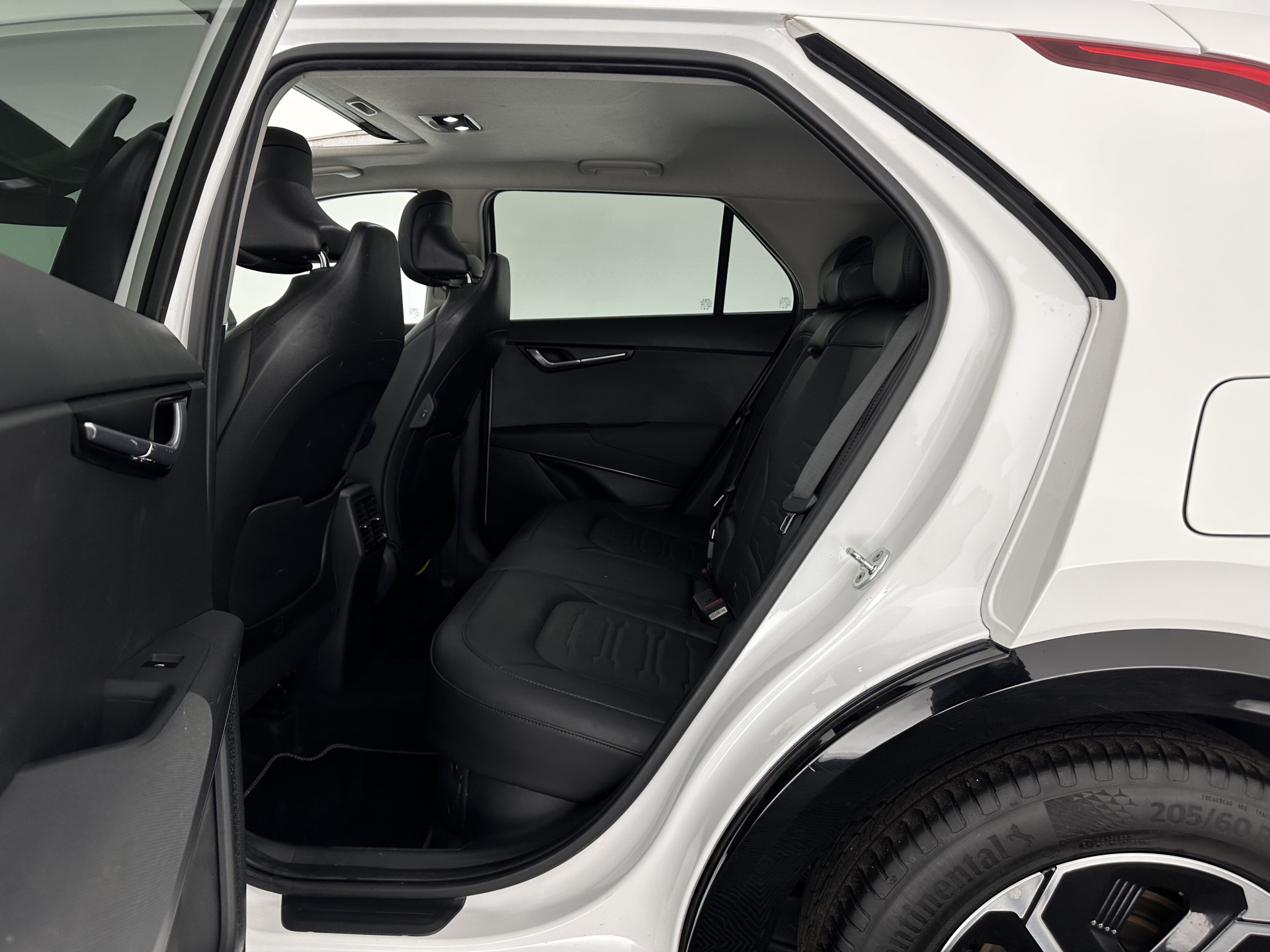 Kia Niro 1.6 GDi Hybrid Dynamic Plus Line (INCL-BTW) Aut. *PANO | HEAD-UP | LEATHER | DIGI-COCKPIT | NAVI-FULLMAP | DAB | ADAPTIVE-CRUISE | CAMERA | HEATED-COMFORTSEATS | KEYLESS | PRIVACYGLASS | SHIFTPADDLES | CARPLAY | TOWBAR | 16"