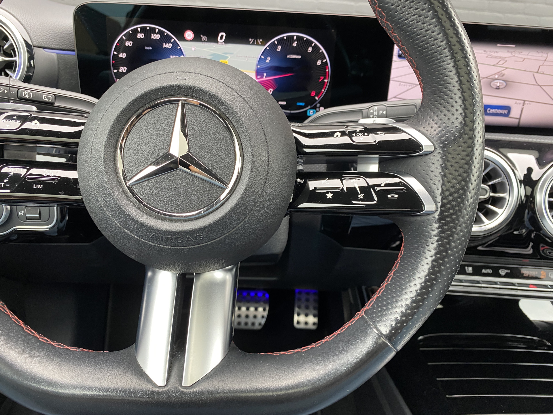 Mercedes-Benz A-klasse 180 AMG Line AUT. | 1e eigenaar | dealer onderh. | panoramadak | camera | night pakket | sfeerverlichting