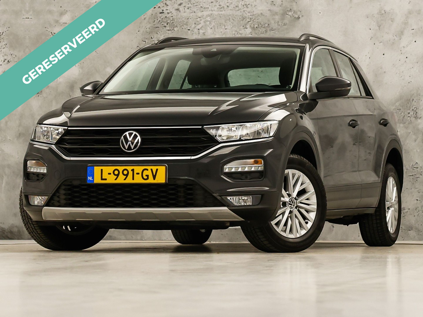 Volkswagen T-Roc 1.0 TSI Sport (APPLE CARPLAY, 1e EIGENAAR, GROOT NAVI, LM VELGEN, SPORTSTOELEN, PARKEERSENSOREN, ADAPTIVE CRUISE, NIEUWSTAAT)