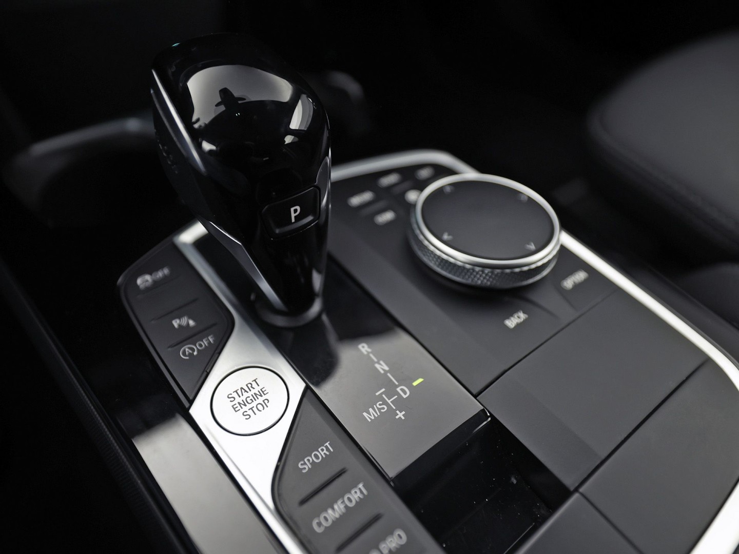 BMW 1 Serie 118i Sport Automaat (APPLE CARPLAY, DEALER ONDERHOUDEN, GROOT NAVI, CAMERA, STUUR/STOELVERWARMING, SPORTSTOELEN, TREKHAAK, GETINT GLAS, ELEK ACHTERKLEP, NIEUWSTAAT)