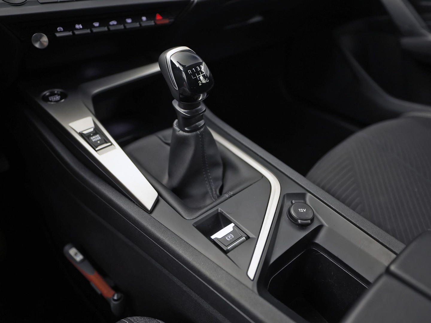Peugeot 308 SW 1.2 PureTech Active Sport (VIRTUAL COCKPIT, APPLE CARPLAY, GROOT NAVI, SPORTSTOELEN, STOELVERWARMING, PARKEERSENSOREN, LANE ASSIST, CRUISE, NIEUWSTAAT)