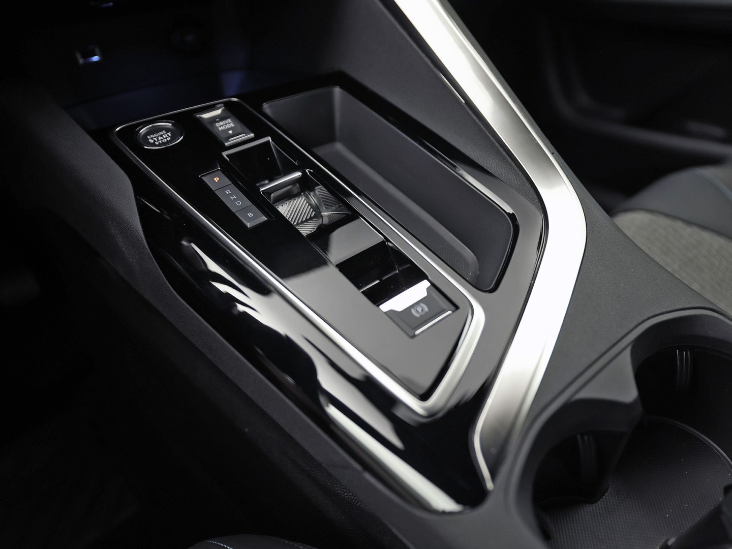 Peugeot 3008 1.6 HYbrid 225 Allure Sport 225Pk Automaat (APPLE CARPLAY, GROOT NAVI, 360 CAMERA, LEDER, SPORTSTOELEN, KEYLESS, GETINT GLAS, ZWART HEMEL, NIEUWSTAAT)