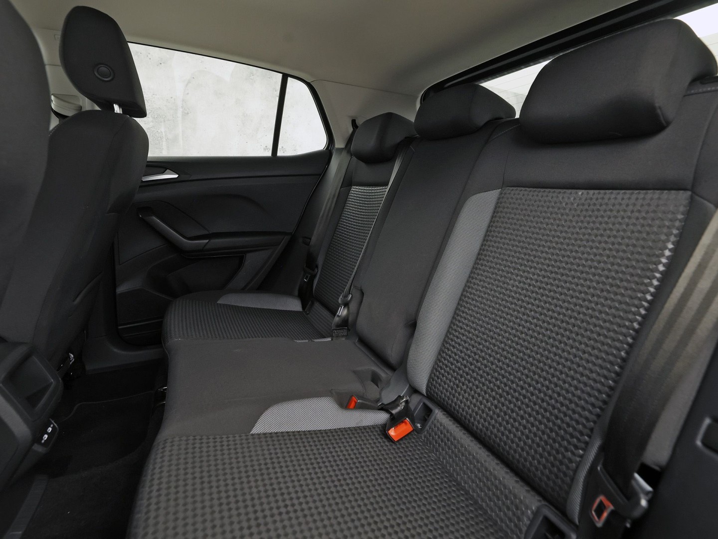 Volkswagen T-Cross 1.0 TSI Life Sport (APPLE CARPLAY, GROOT NAVI, CLIMATE, STOELVERWARMING, SPORTSTOELEN, GETINT GLAS, CRUISE, NIEUWSTAAT)