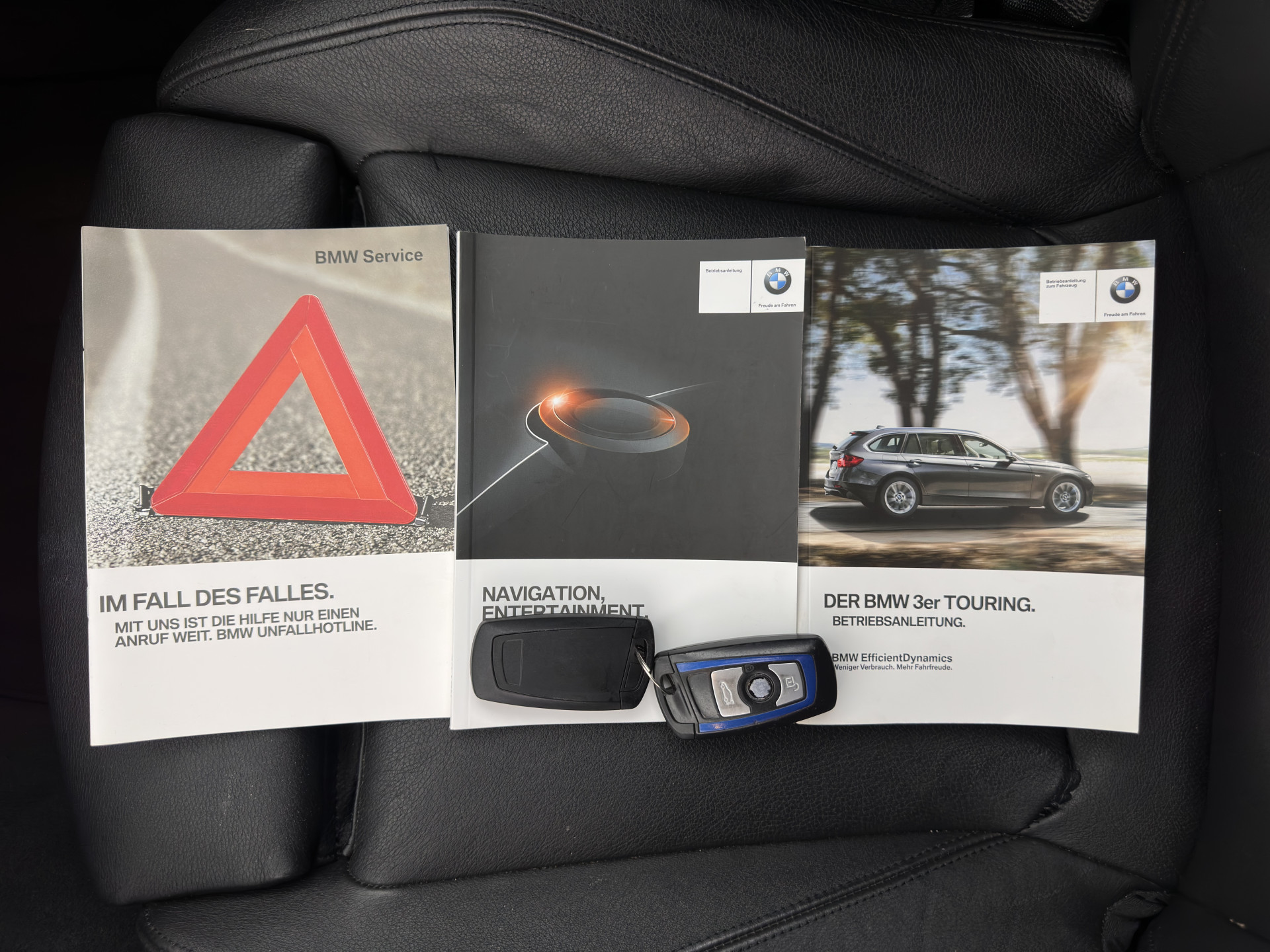 BMW 3-serie Touring 318d High Executive M-Sportpack Aut. *FULL-LEATHER | HEATED-SPORTSEATS | NAVI-FULLMAP | ECC | PDC | CRUISE | 18''ALU*