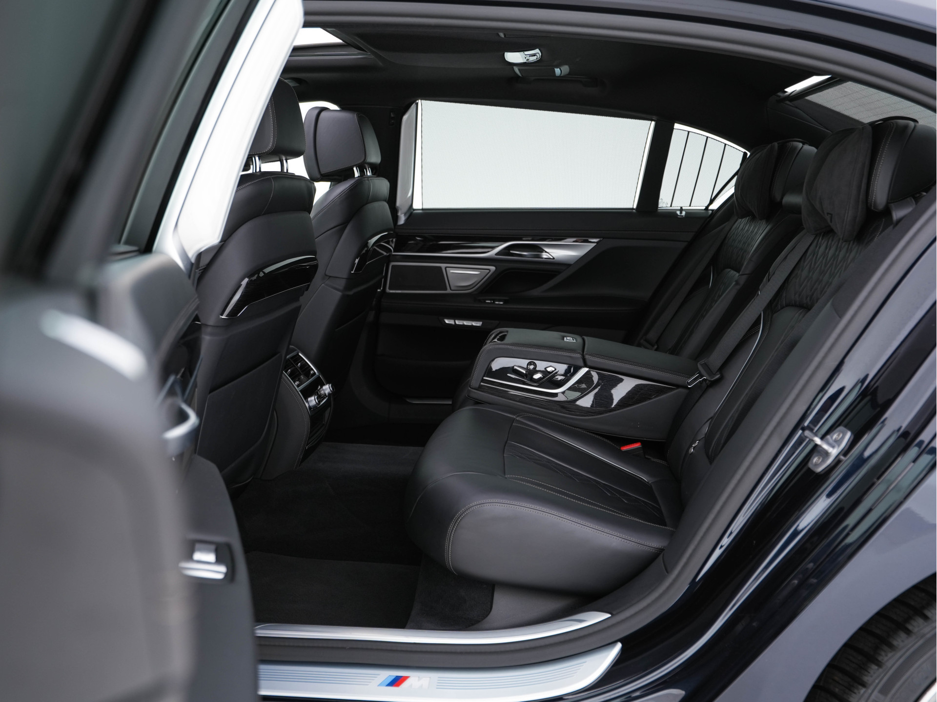 BMW 7-serie 750i Long M-Aerodynamic xDrive High Executive Aut. *PANO | DESIGN-LEATHER | LASER-LED | SOFTCLOSE |TOPVIEW | HARMAN/KARDON-SOUND | MEMORY-PACK | NAVI-FULLMAP | KEYLESS | ADAPTIVE-CRUISE | HEAD-UP | MASSAGE/HEATED/COOLED-COMFORT-SEATS | .