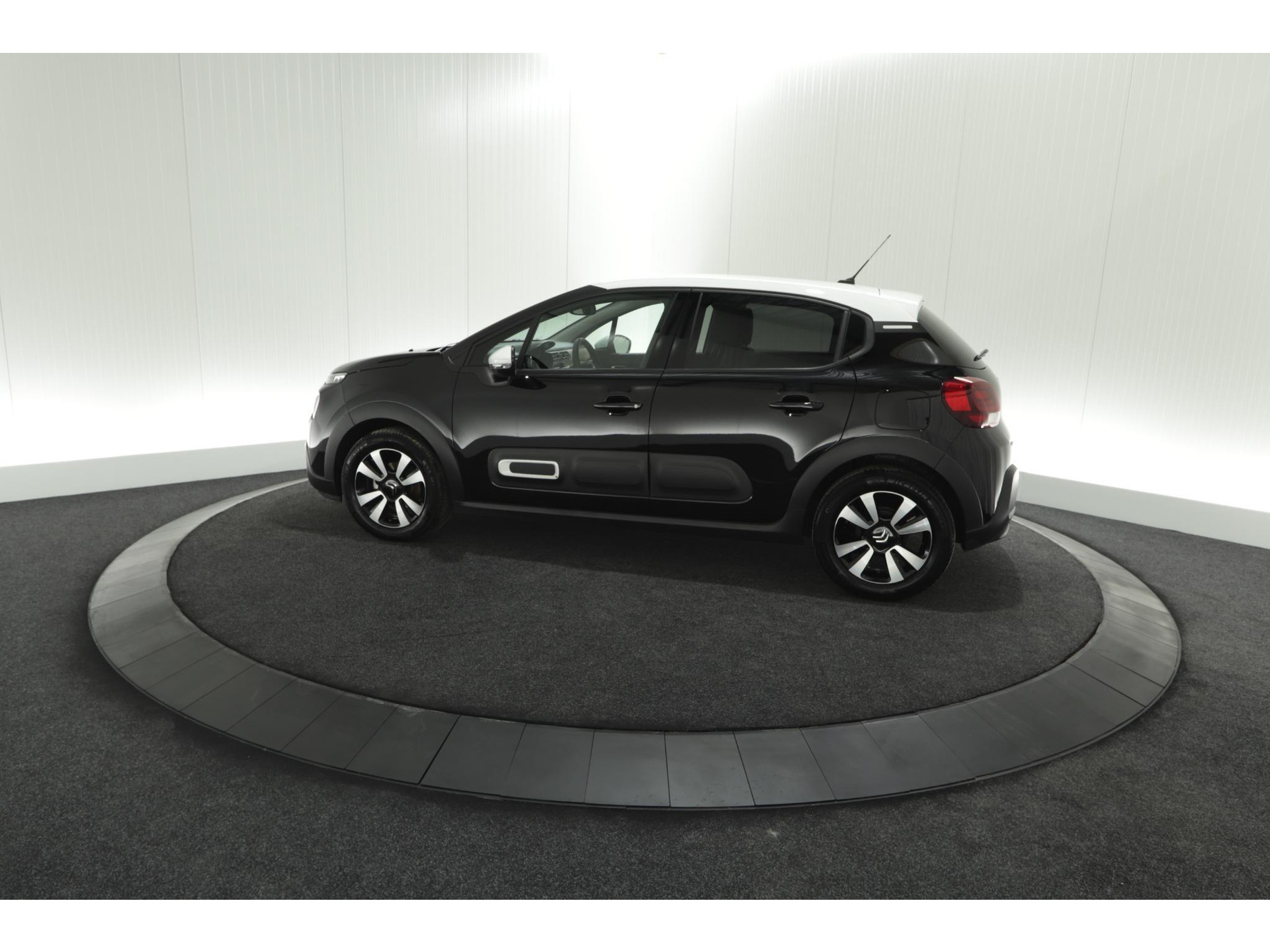 Citroen C3 PureTech 82 Feel Edition | Apple Carplay | Parkeersensoren | Navigatie | Climate Control | 16 Inch Velgen