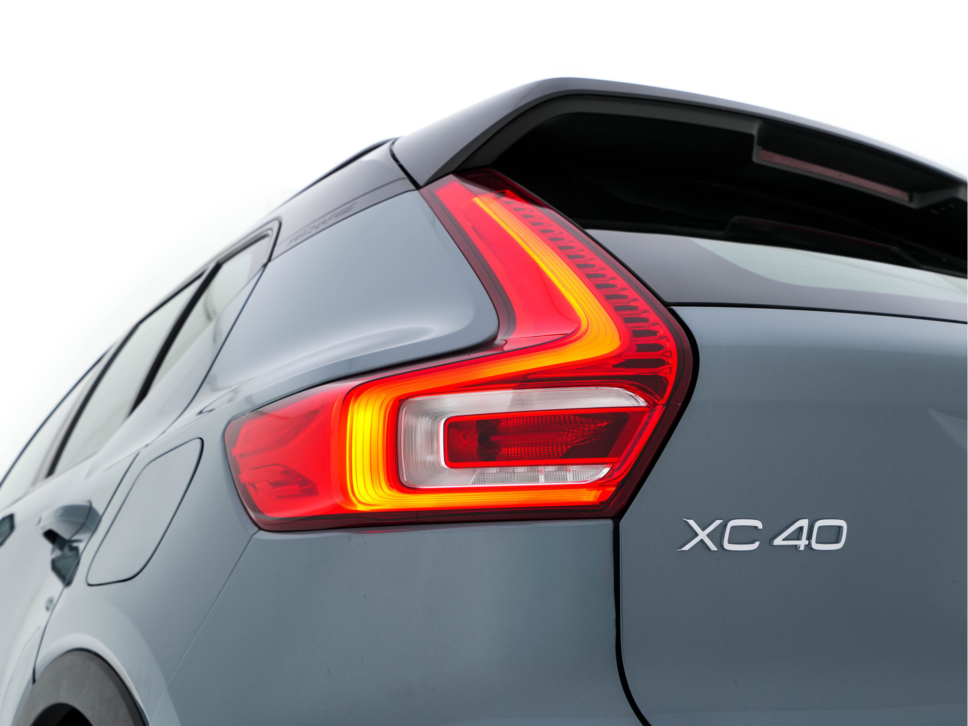 Volvo XC40 Recharge P8 AWD R-Design [ 3-Fase ] {SOH-89%} (INCL-BTW) *LEATHER-ALCANTARA | DIGI-COCKPIT | FULL-LED | PREMIUM-AUDIO | TOP-VIEW | CARPLAY | NAVI-FULLMAP | ECC | PDC | KEYLESS | HEATED-SPORTSEATS | BLIS | PRIVACY-GLASS | TOWBAR | 19 "ALU