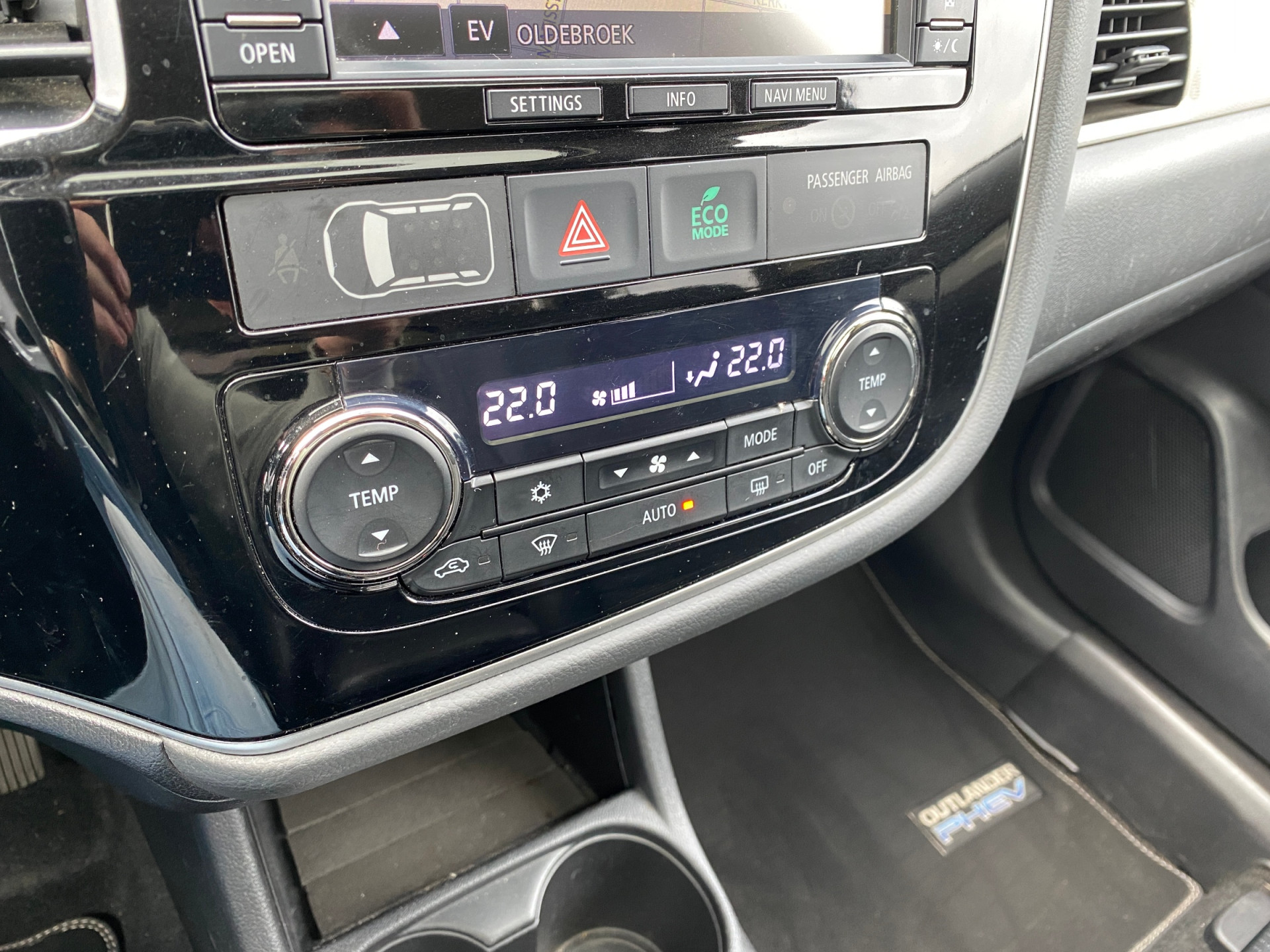 Mitsubishi Outlander 2.0 PHEV Instyle 4WD 203 pk | navigatie | leder interieur | schuifdak | trekhaak | elektr. achterklep