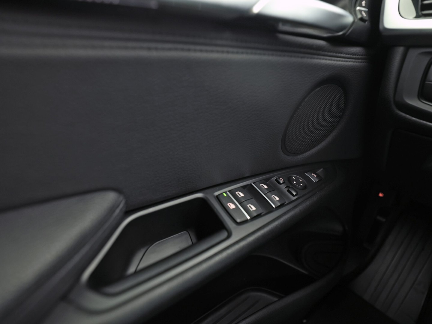 BMW X5 xDrive40e iPerformance High Executive 313Pk Automaat (GROOT NAVI, HEAD-UP DISPLAY, COMFORTSTOELEN MET GEHEUGEN, SFEERVERLICHTING, CAMERA, STOELVERWARMING, GETINT GLAS, NIEUWSTAAT)