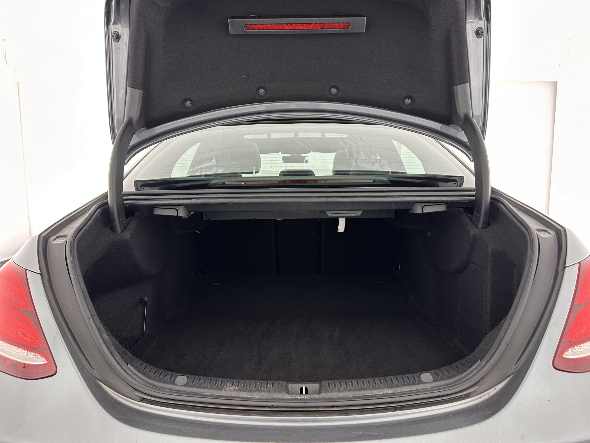 Mercedes-Benz E-klasse 220 d AMG-Line (INCL-BTW ) Aut. *PANO | FULL-LED | LEATHER-MICROFIBRE | WIDE-SCREEN-DIGI-COCKPIT | NAVI-FULLMAP | AMBIENT-LIGHT | HEATED-SPORTSEATS | ECC | SHIFT-PADLLES | PDC | CRUISE | 19"ALU*