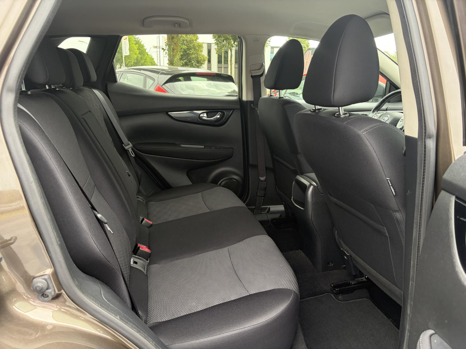 Nissan Qashqai 1.2 N-Connecta 360° Camera,Trekhaak,Navi,Pdc V+A,Keyless,6 Bak,Clima,Cruise,2e Eigenaar,115pk,Lm velgen,Apk tot 09-2027