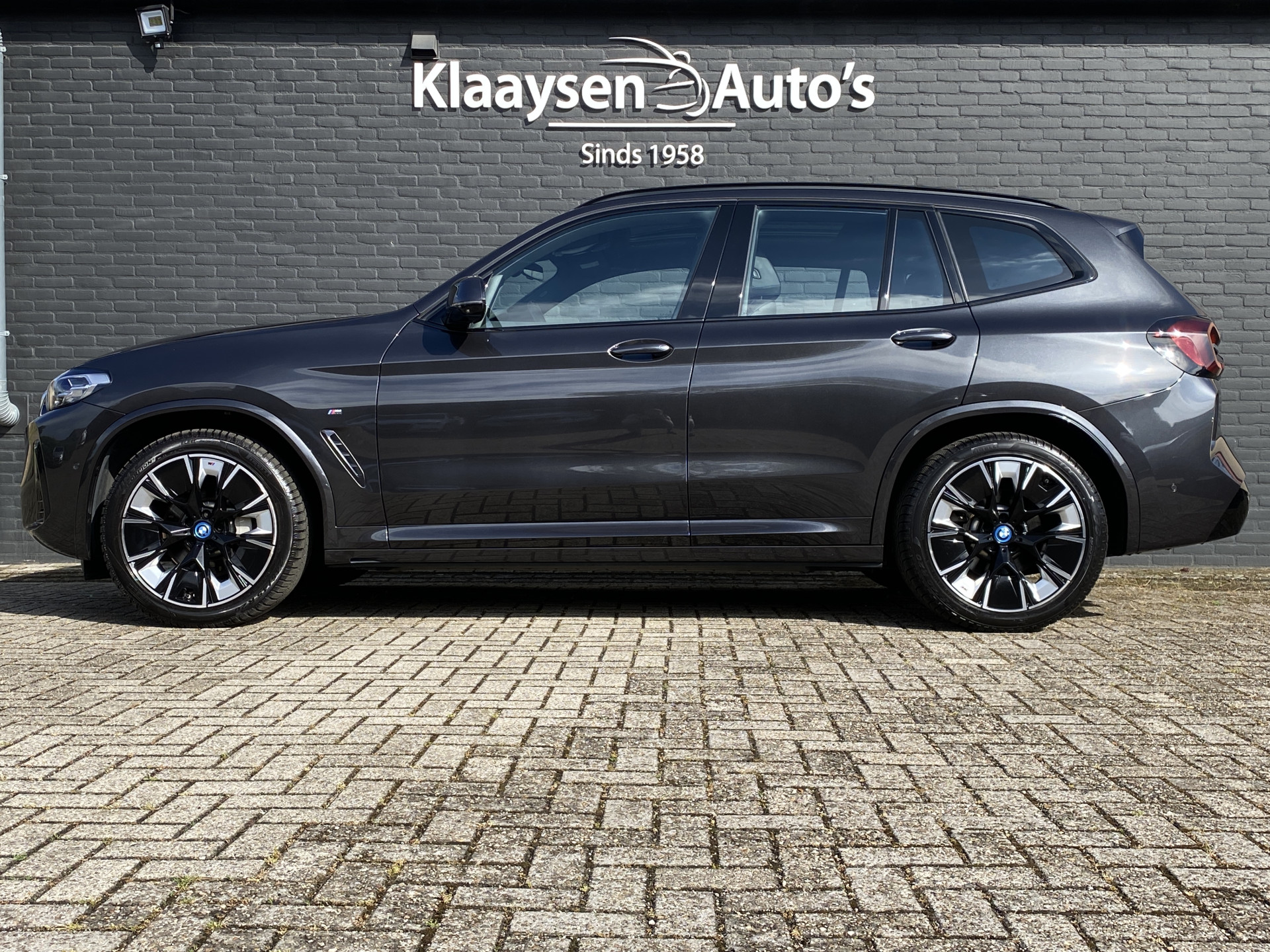 BMW iX3 M Sport High Executive 80 kWh | 1e eigenaar | dealer onderhouden | panoramadak | leder interieur | SOH accu 99.5%