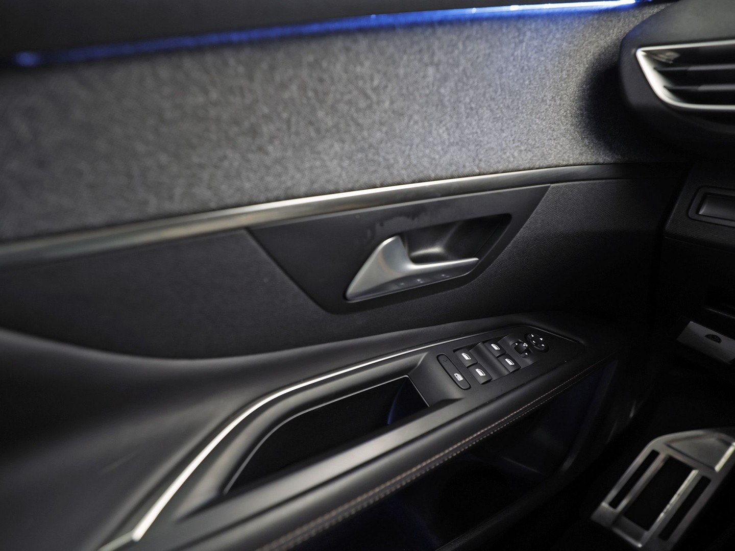 Peugeot 3008 1.6 e-THP GT Line 165Pk Automaat (APPLE CARPLAY, PARELMOER, GROOT NAVI, GETINT GLAS, KEYLESS, SPORTSTOELEN, PARKEERSENSOREN, ZWART HEMEL, NIEUWSTAAT)
