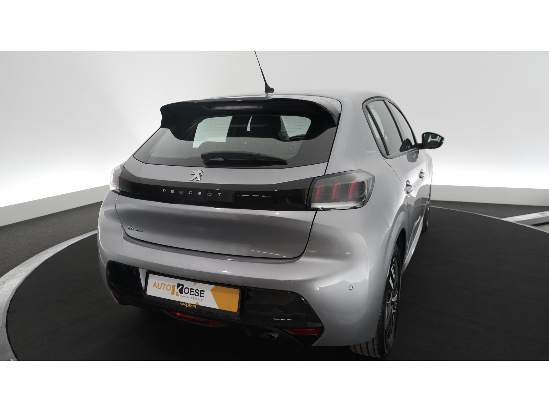 Peugeot 208 PureTech 100 EAT8 Allure | Parkeersensoren | Stoelverwarming | Apple Carplay | Climate Control