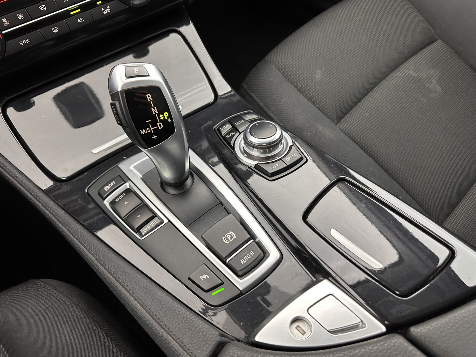 BMW 5-serie Touring 518d Executive Aut. *NAVI-FULLMAP | BI-XENON | CARPLAY |  LANE-ASSIST | TOWBAR | ECC | PDC | CRUISE | COMFORT-SEATS | AMBIENT-LIGHT | 17''ALU*