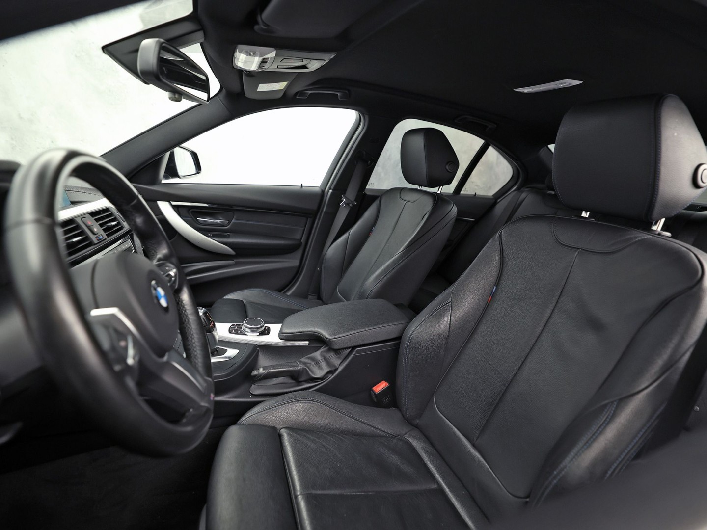 BMW 3 Serie 318i M Sport High Executive Automaat (VIRTUAL COCKPIT, M PAKKET, GROOT NAVI, STOELVERWARMING, SPORT AUTOMAAT, SPORTSTOELEN, TREKHAAK, GETINT GLAS, PARKEERSENSOREN, NIEUWSTAAT)