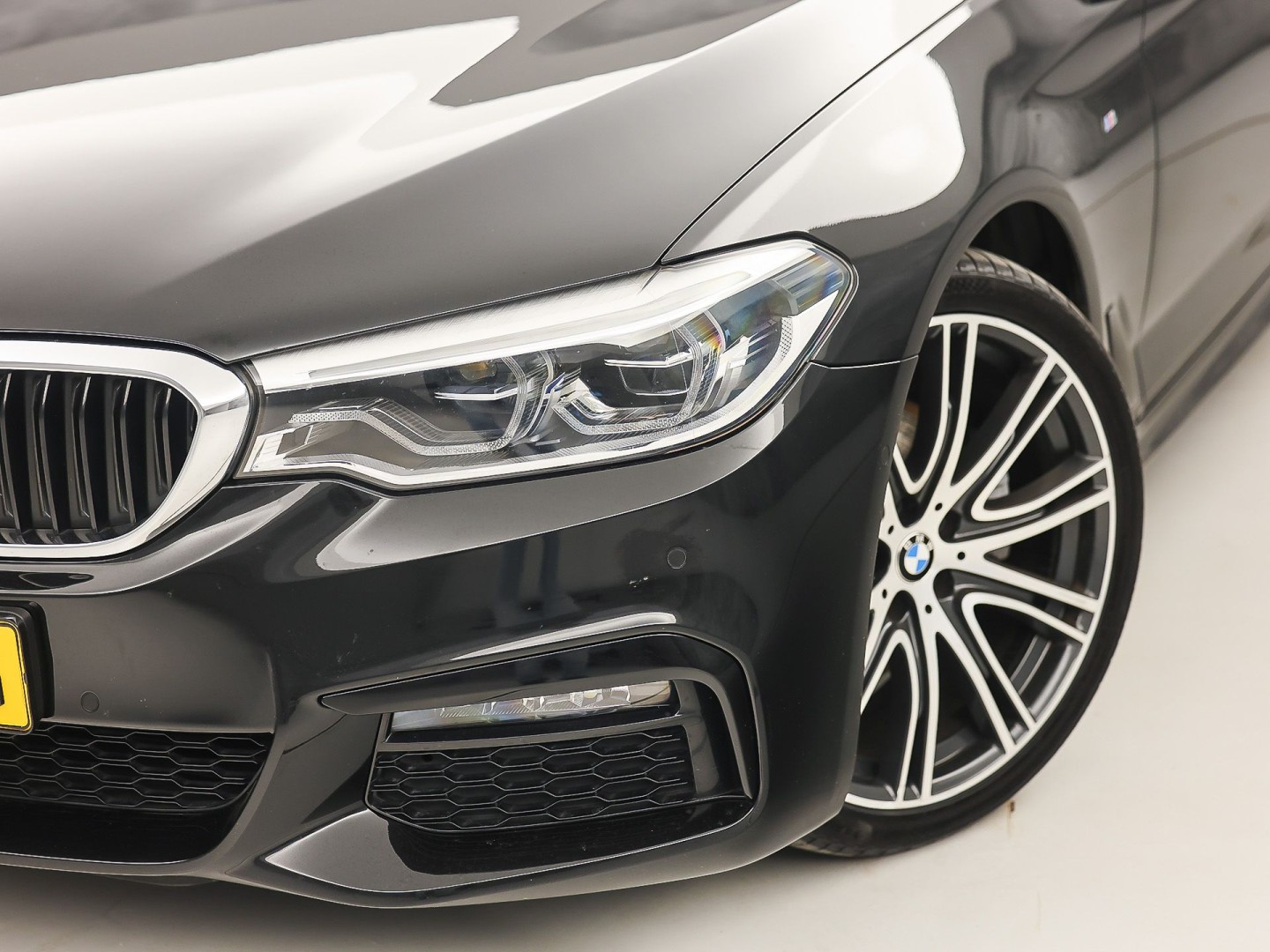 BMW 5-serie 520i M Sport High Executive 184Pk Automaat (GROOT NAVI, M PAKKET, 360 CAMERA, MEMORY SEATS, HARMAN/KARDON, STUUR/STOELVERWARMING, LUXE LEDER, HEAD-UP DISPLAY, GETINT GLAS, NIEUWSTAAT)