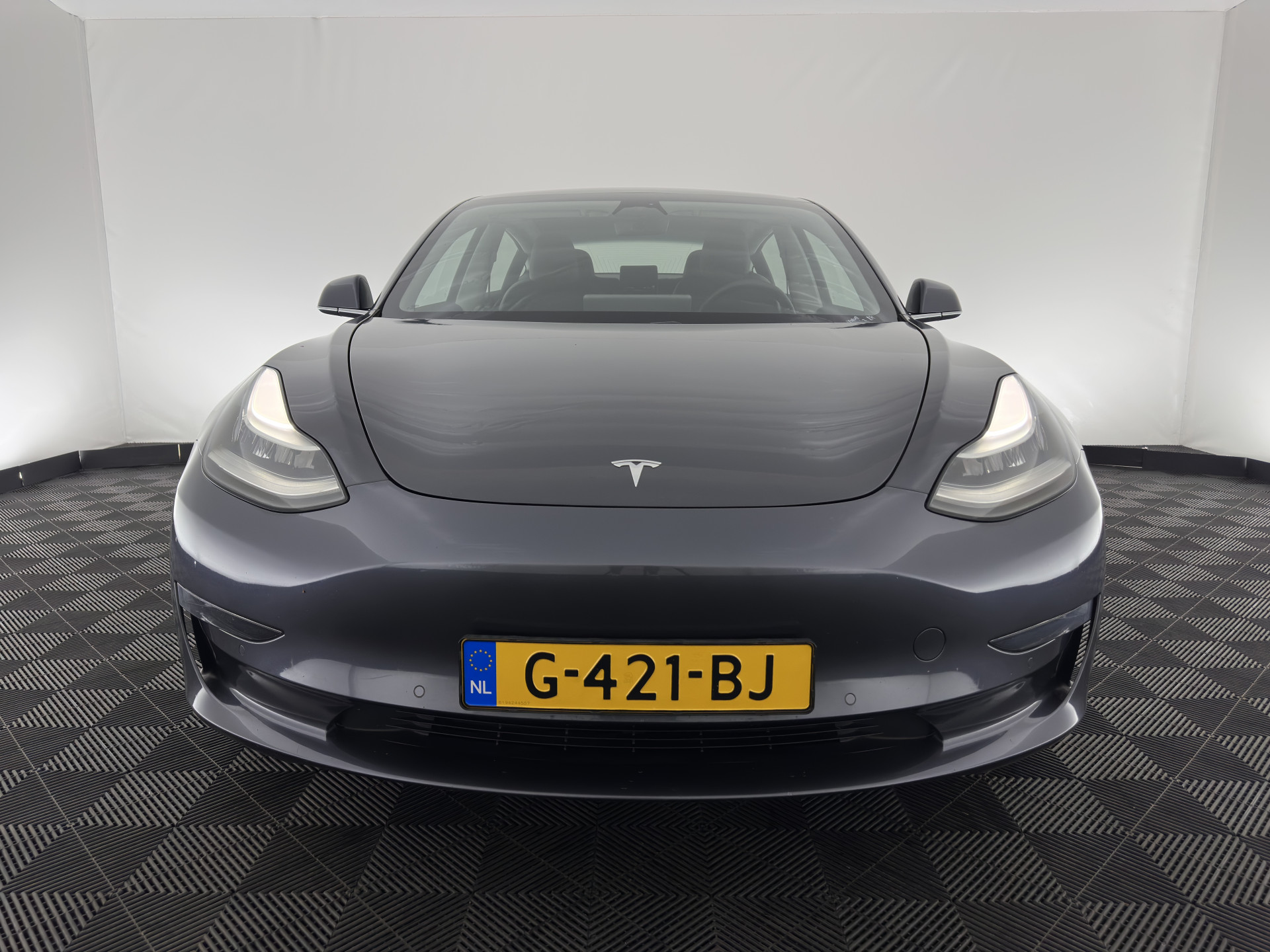 Tesla Model 3 Standard RWD Plus 60 kWh [ 3-Fase ] {SOH-88%} (INCL-BTW) Aut. *PANO | AUTO-PILOT | LEATHER | KEYLESS | FULL-LED | MEMORY-PACK | SURROUND-VIEW | DAB | CARPLAY | DIGI-COCKPIT | LANE-ASSIST | COMFORT-SEATS | 18"ALU*