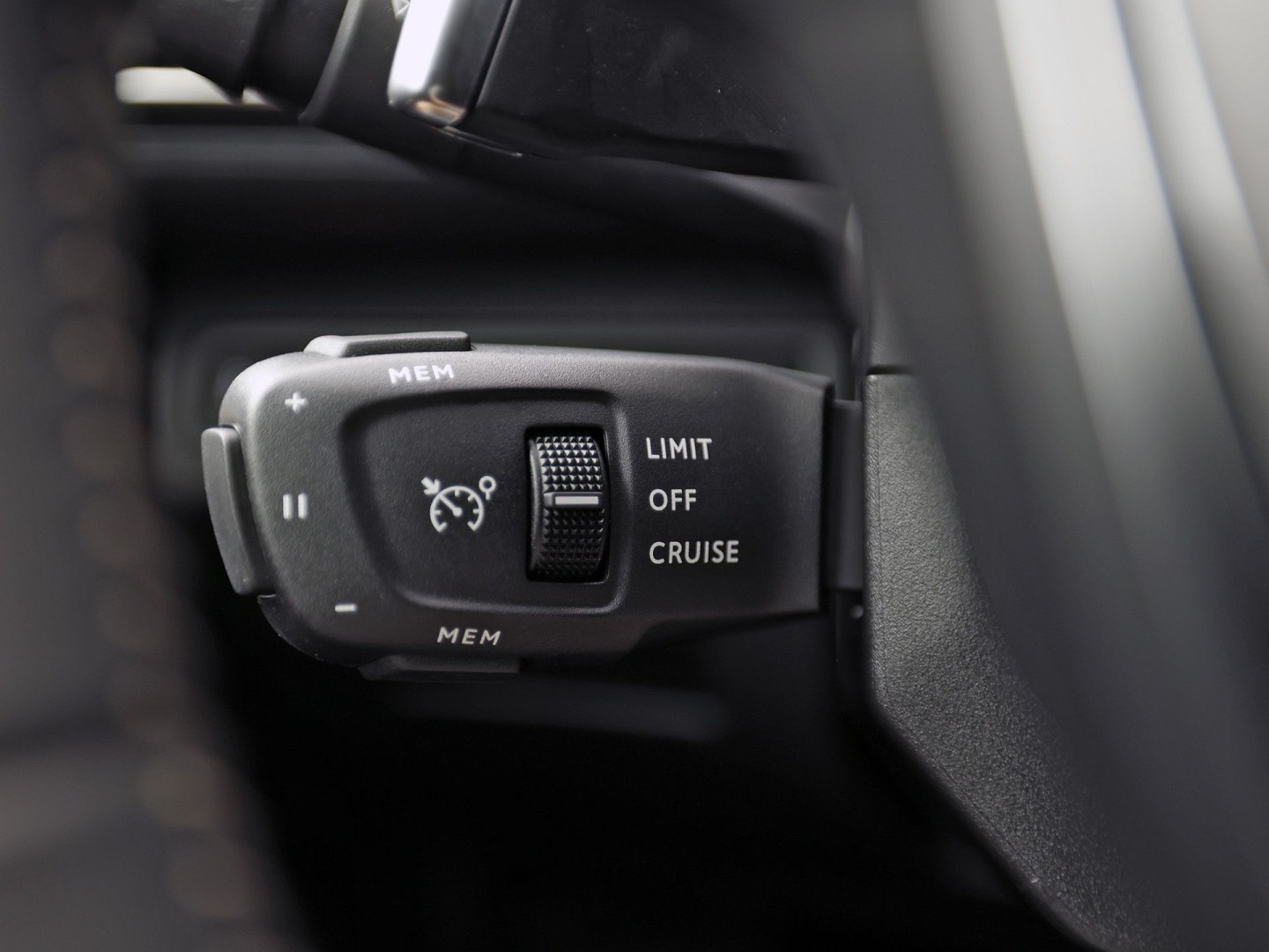 Peugeot 3008 1.6 HYbrid 225 Allure Sport 225Pk Automaat (APPLE CARPLAY, GROOT NAVI, 360 CAMERA, LEDER, SPORTSTOELEN, KEYLESS, GETINT GLAS, ZWART HEMEL, NIEUWSTAAT)