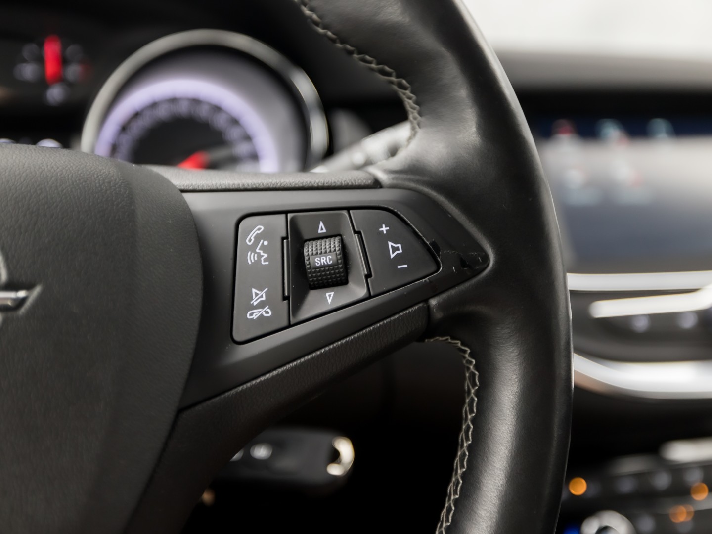 Opel Astra Sports Tourer 1.4 Turbo Innovation Sport 150Pk Automaat (APPLE CARPLAY, NAVIGATIE, CAMERA, STUUR/STOELVERWARMING, SPORTSTOELEN, ADAPTIVE CRUISE, LM VELGEN, NIEUWSTAAT)