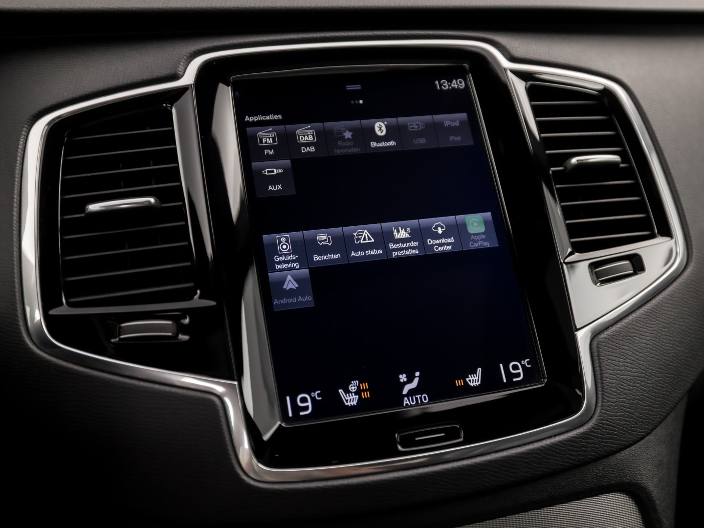 Volvo XC90 2.0 T8 Twin Engine AWD R-Design 7 Persoons 408Pk Automaat (PANORAMADAK, 1e EIGENAAR, LUCHTVERING, APPLE CARPLAY, BOWERS&WILKINS, HEAD-UP DISPLAY, STUUR/STOELVERWARMING, CAMERA, ELEK ACHTERKLEP, NIEUWSTAAT)