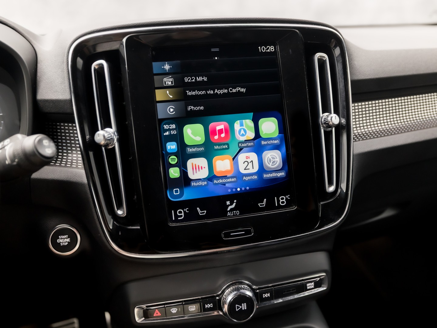 Volvo XC40 1.5 T5 Recharge Inscription Sport 252Pk Automaat (PANORAMADAK, APPLE CARPLAY, MEMORY SEAT, LEDER, 360 CAMERA, SPORTSTOELEN, STUUR/STOELVERWARMING, GETINT GLAS, ELEK ACHTERKLEP, NIEUWE APK, NIEUWSTAAT)