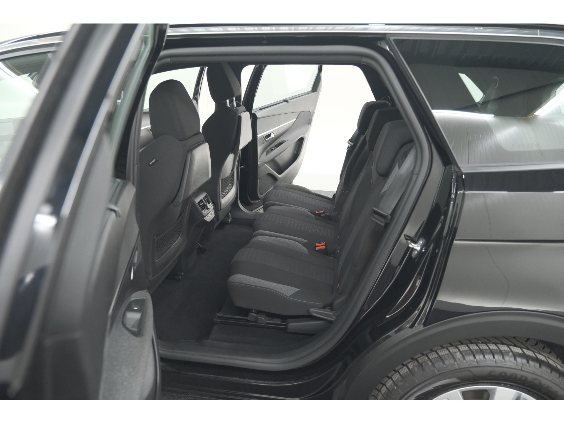 Peugeot 5008 PureTech 130 EAT8 Active Pack Business | 7 Zitplaatsen | Camera | Navigatie | Apple Carplay | Parkeersensoren