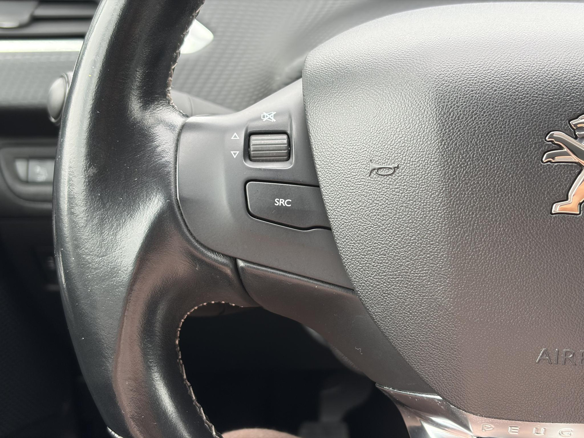 Peugeot 208 1.2 PureTech Blue Lease Executive ✓Dealer Onderhouden✓2e Eigenaar✓Navi✓Carplay✓Clima✓Cruise✓Pdc✓5 Deurs✓16'' Lm velgen✓N.A.P✓Apk tot 09-2027