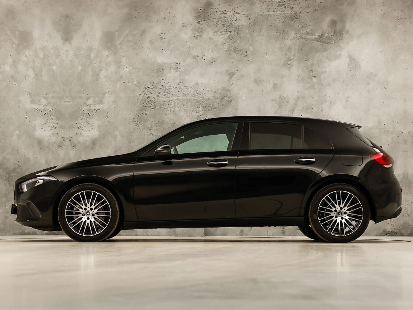 Mercedes-Benz A-Klasse 200 AMG Sport 163Pk Automaat (PANORAMADAK, APPLE CARPLAY, GROOT NAVI, SFEERVERLICHTING, CAMERA, SPORTSTOELEN, LEDER, GETINT GLAS, STOELVERWARMING, NIEUWSTAAT)
