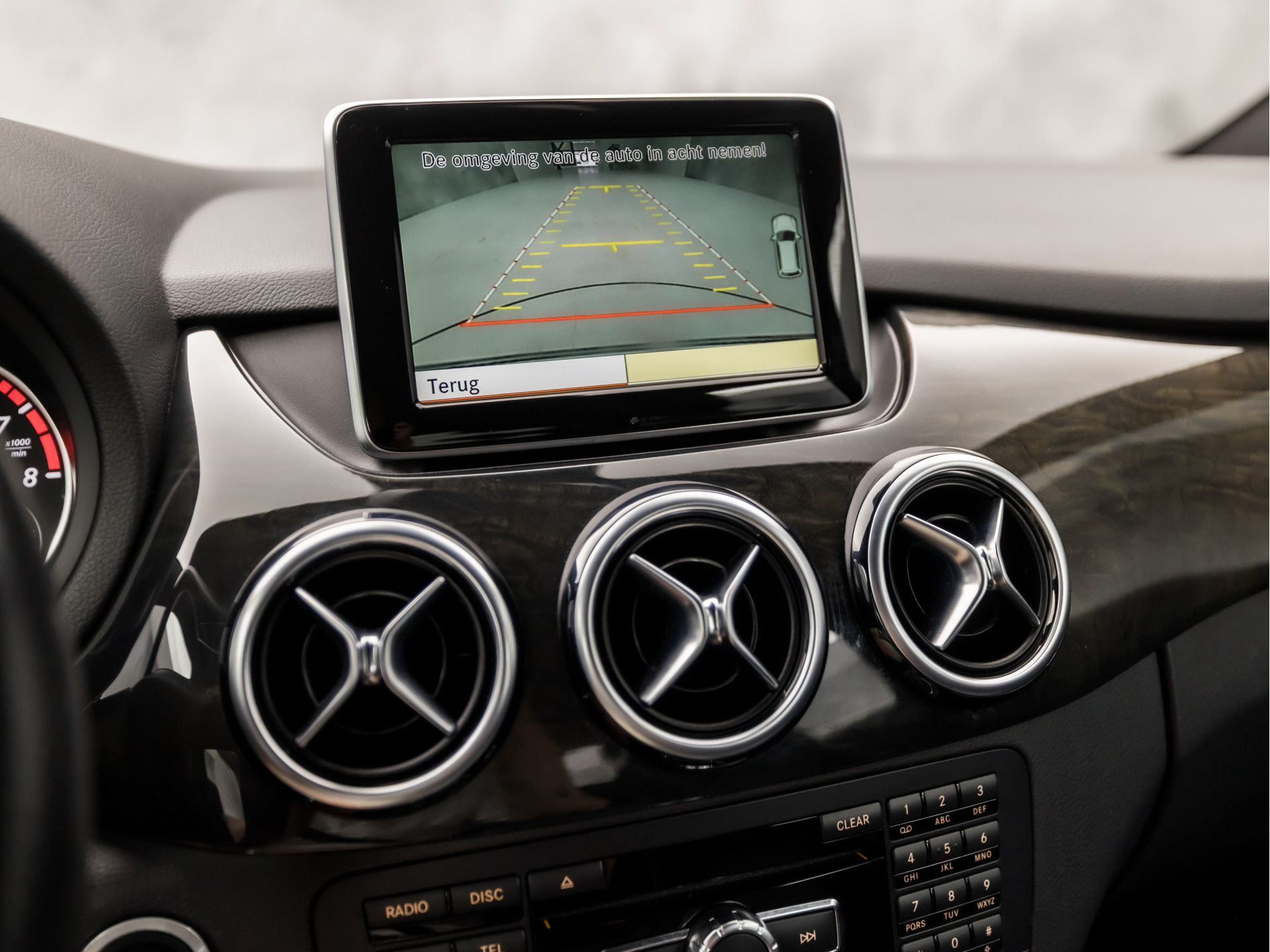 Mercedes-Benz B-Klasse 200 AMG Sport 157Pk (GROOT NAVI, CLIMATE, CAMERA, HARMAN/KARDON, STOELVERWARMING, LEDEREN SPORTSTOELEN, HARMAN/KARDON, XENON, ZWART HEMEL, NIEUWSTAAT)