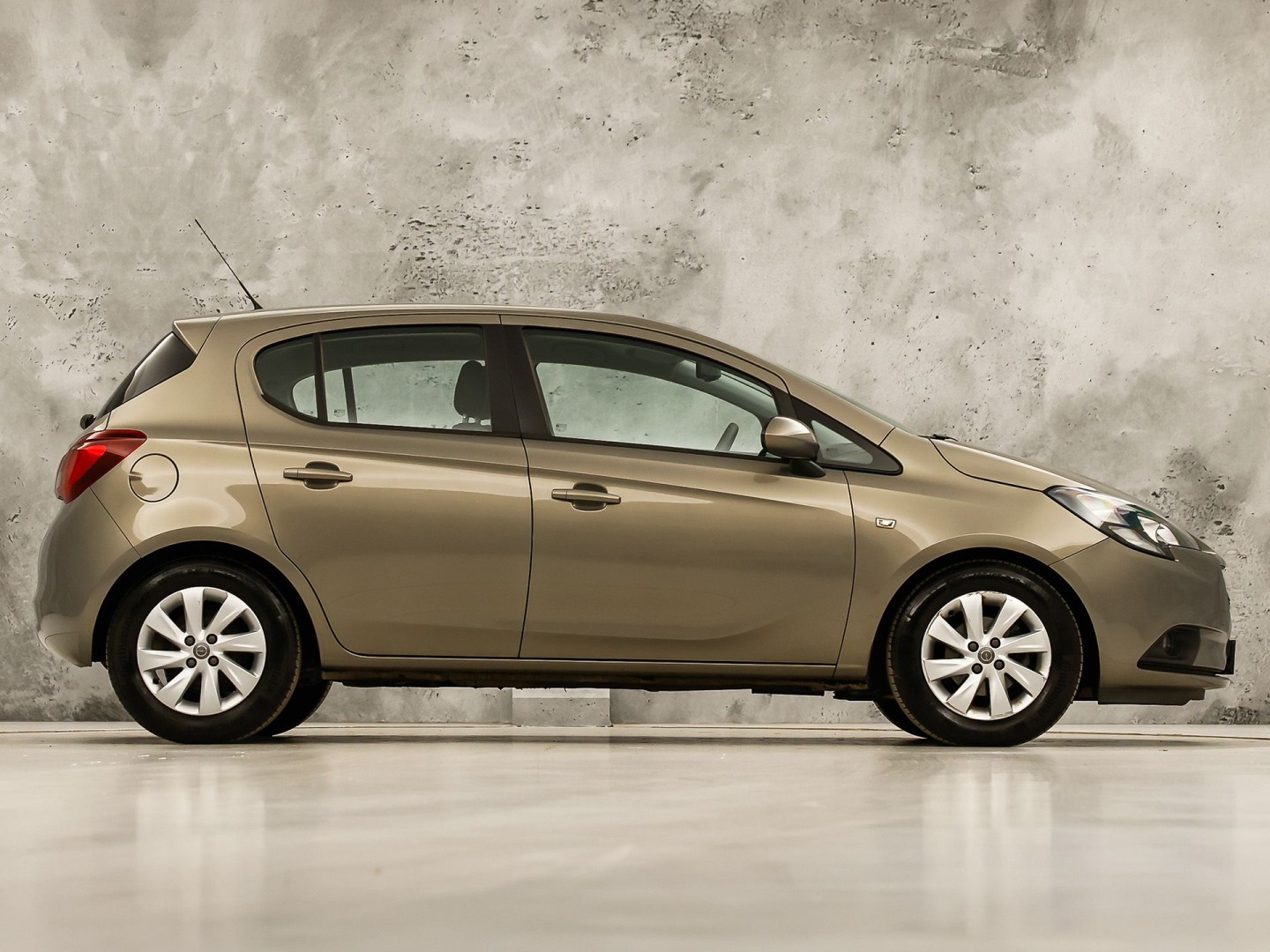 Opel Corsa 1.4 Color Edition (5 DEURS, AIRCO, SPORTSTOELEN, CRUISE, ELEK RAMEN, NIEUWE APK, NIEUWSTAAT)