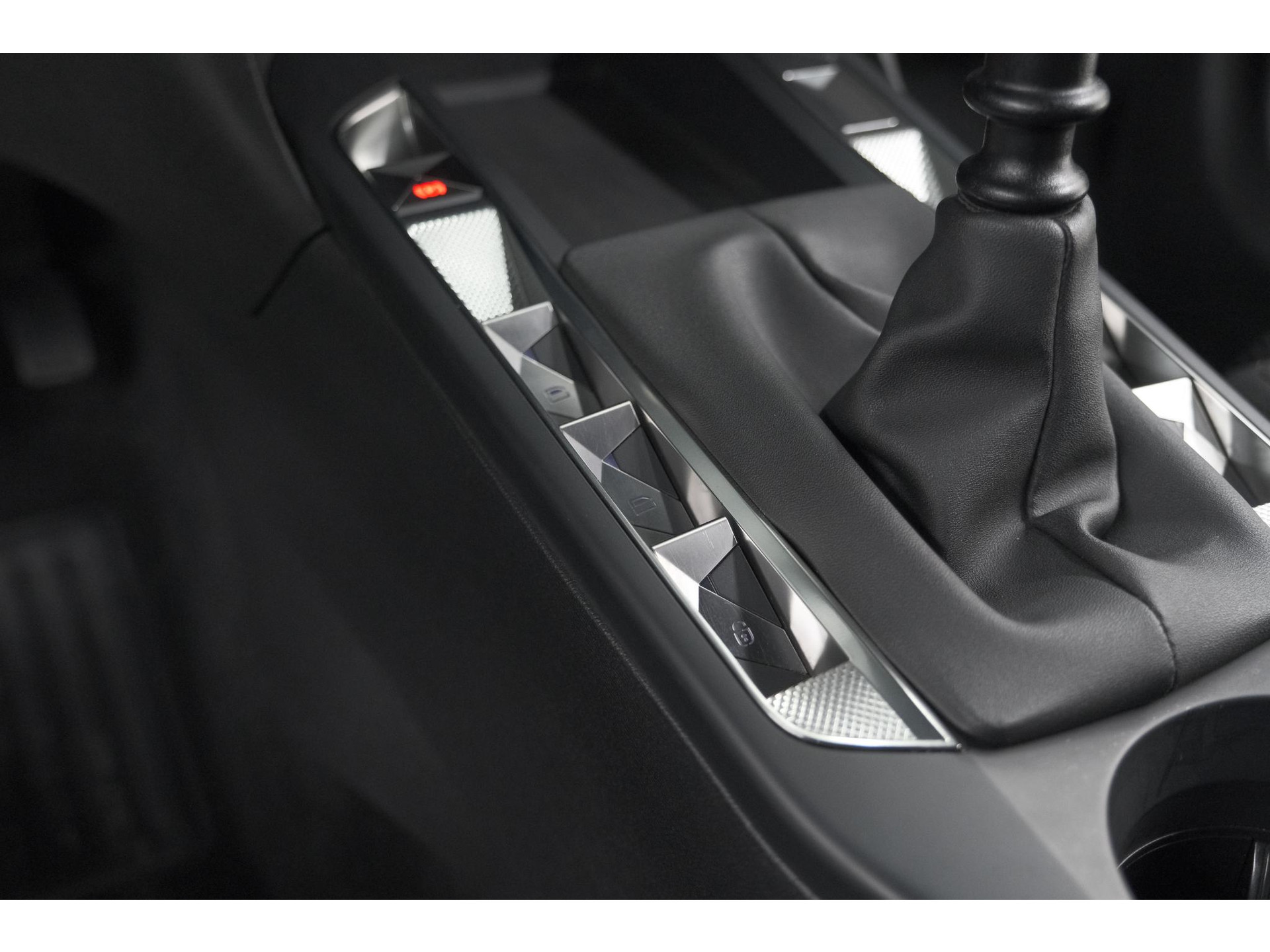 DS 3 Crossback PureTech 100 Montmartre | Parkeersensoren | Apple Carplay | Allseason Banden | Navigatie | Climate Control