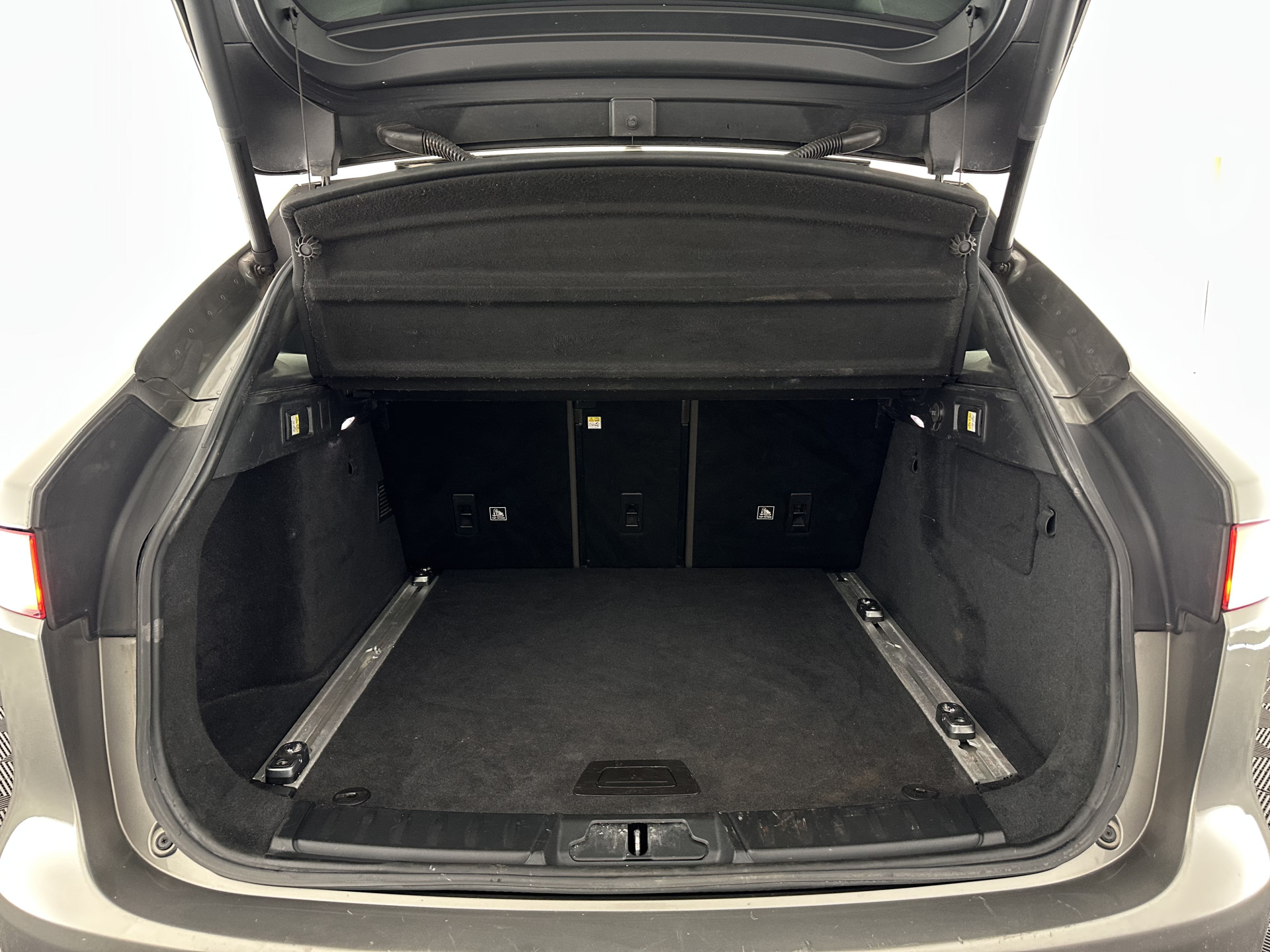 Jaguar F-PACE 3.0d First Edition AWD (INCL-BTW) Aut. *PANO | LEATHER | XENON | MEMORY-PACK | DIGI-COCKPIT | MERIDIAN-SOUND | NAVI-FULLMAP | CAMERA | HEATED-COMFORTSEATS | AMBIENTLIGHT | SHIFTPADDLES | ECC | PDC | CRUISE | TOWBAR