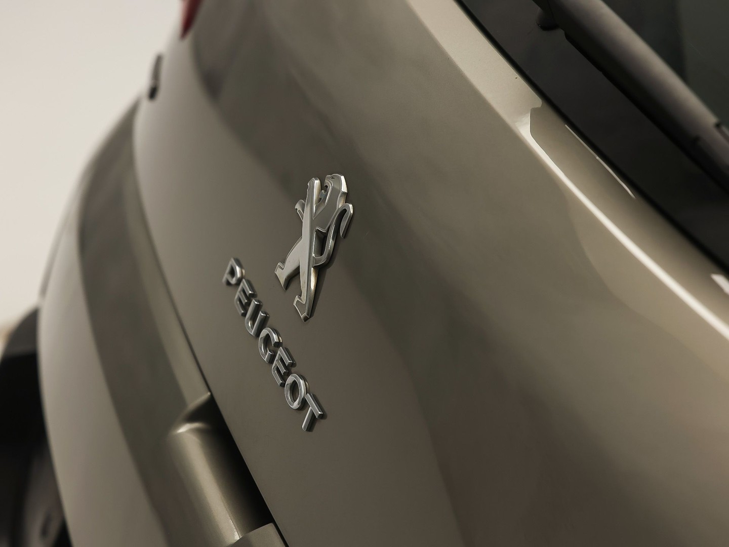 Peugeot 3008 1.2 PureTech Sport (PANORAMADAK, NAVIGATIE, CLIMATE, GETINT GLAS, SPORTSTOELEN, CRUISE, PARKEERSENSOREN, NIEUWSTAAT)
