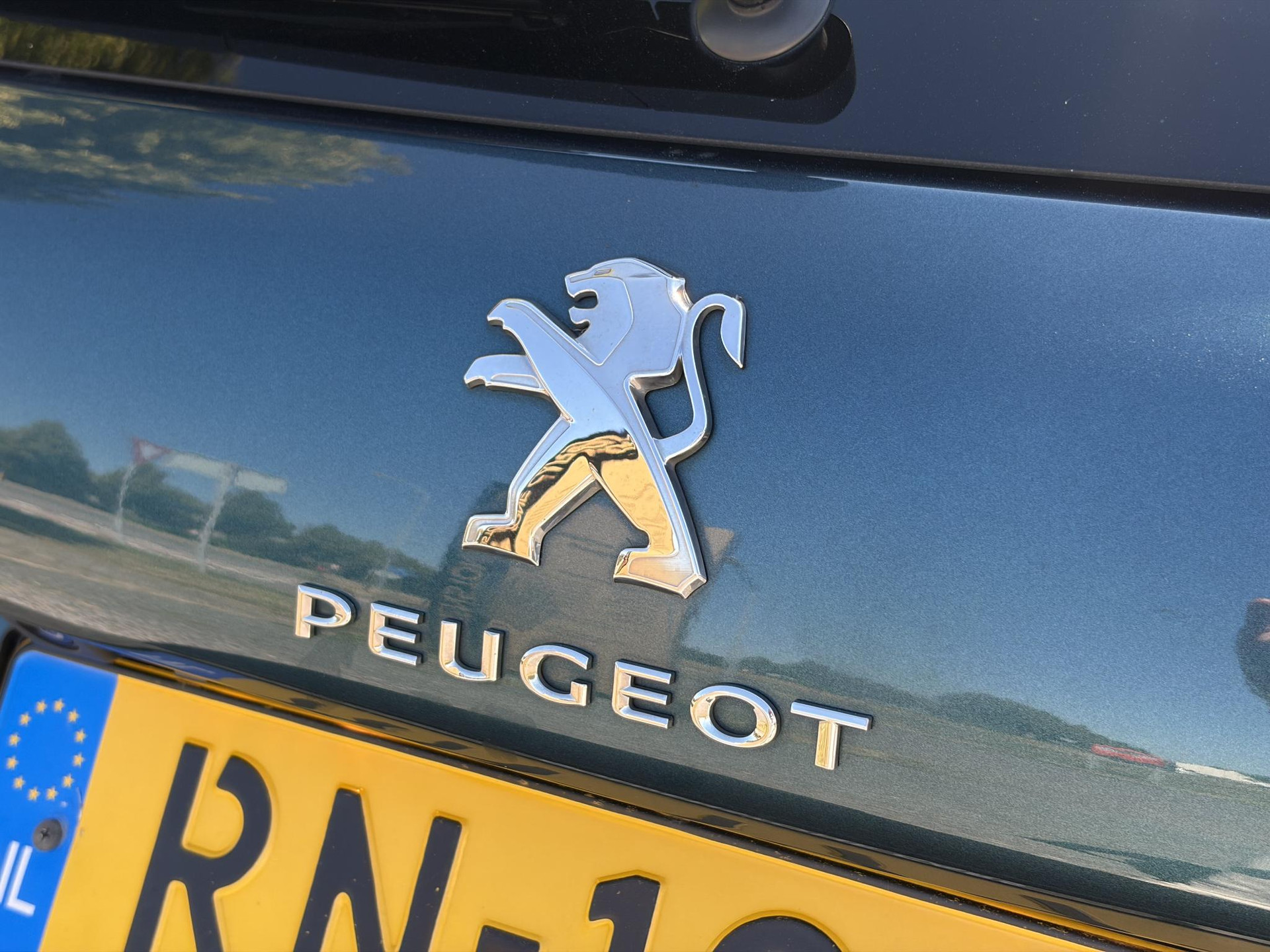 Peugeot 2008 1.2 PureTech Allure D-riem vv in 02-2026 l Pano l Carplay l Camera l Halfleder l 110pk l Dealer Onderhouden l 2e Eigenaar l Navi l Clima l Cruise l Pdc l Lm velgen l Apk tot 02-2027