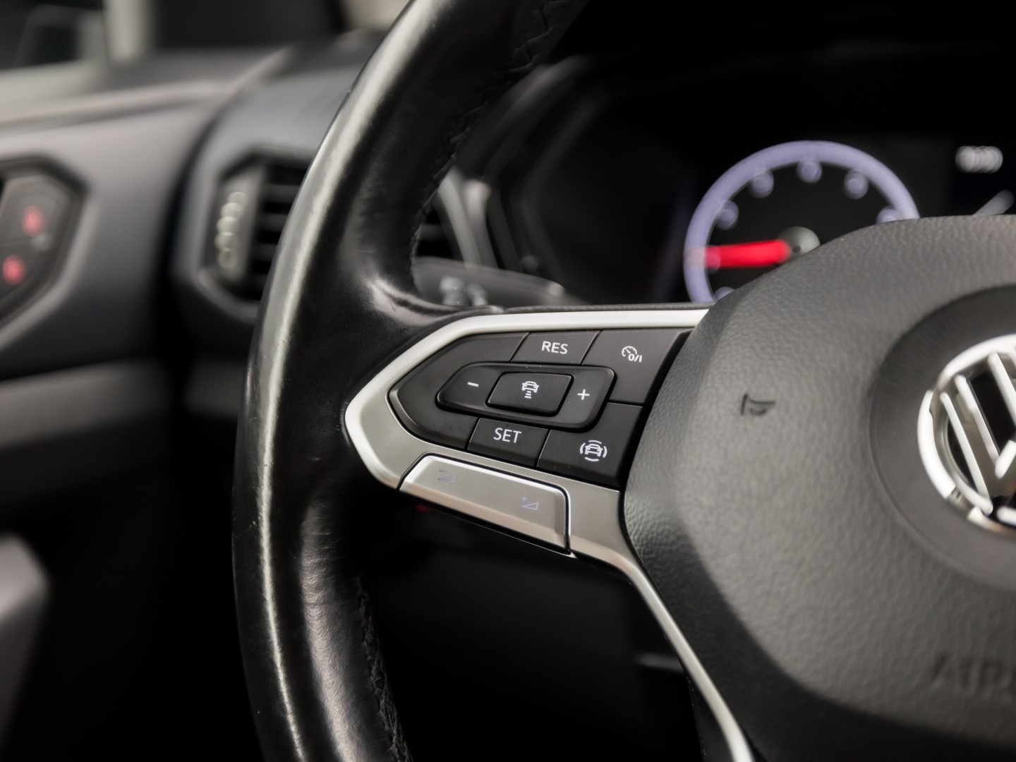Volkswagen T-Cross 1.0 TSI Sport (APPLE CARPLAY, CAMERA, GETINT GLAS, CRUISE, LM VELGEN, SPORTSTOELEN, NIEUWSTAAT)
