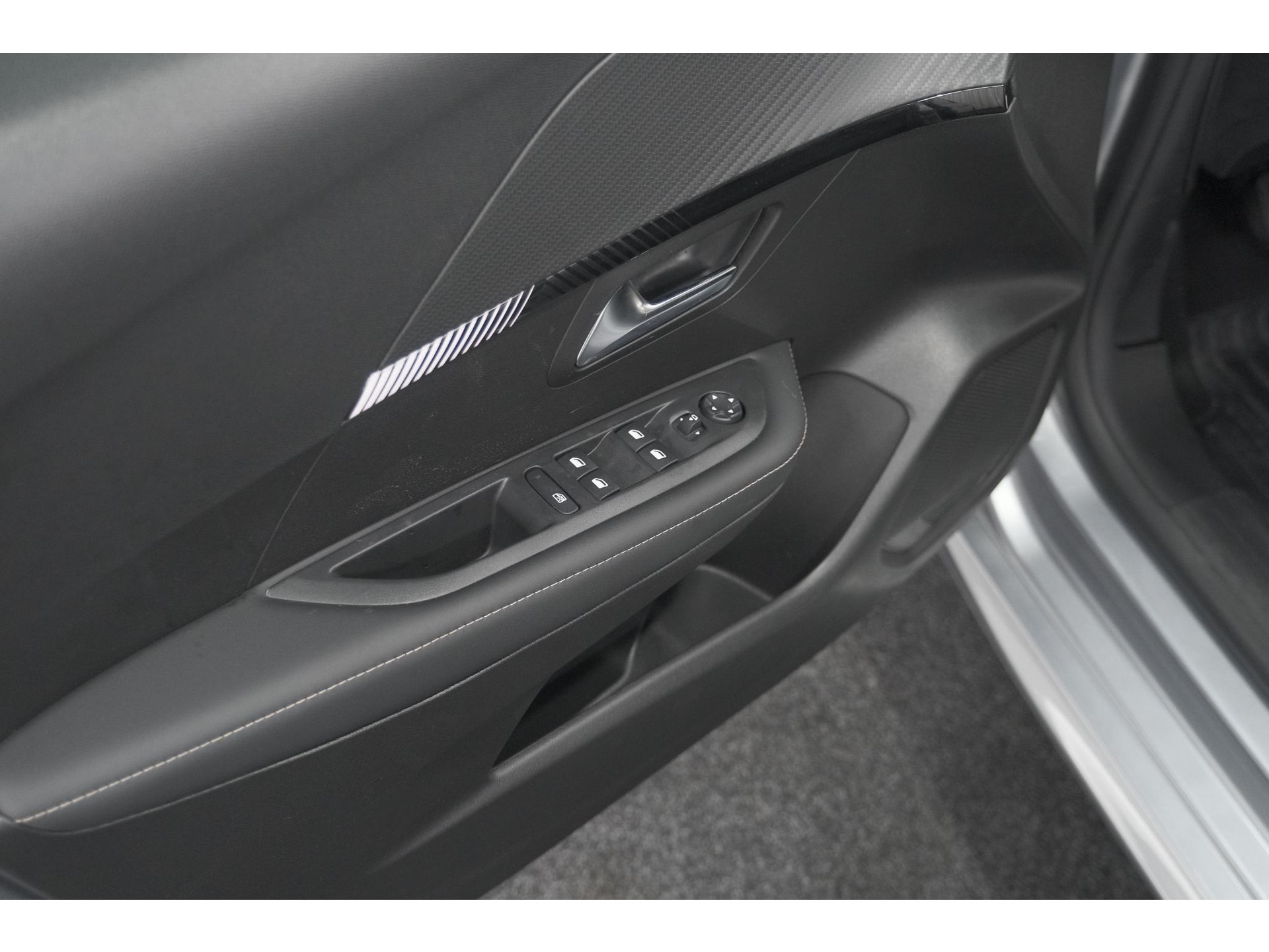 Peugeot 208 PureTech 100 Allure Pack | NIEUW MODEL | Apple CarPlay | Parkeersensoren | Climate Control