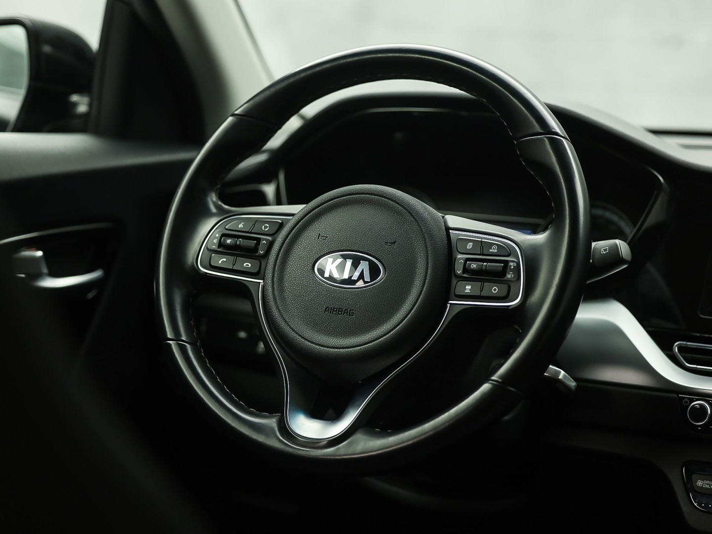 Kia Niro 1.6 GDi Hybrid DynamicLine 141Pk Automaat (APPLE CARPLAY, GROOT NAVI, CAMERA, TREKHAAK, SPORTSTOELEN, ADAPTIVE CRUISE, LANE ASSIST, NIEUWE APK, NIEUWSTAAT)