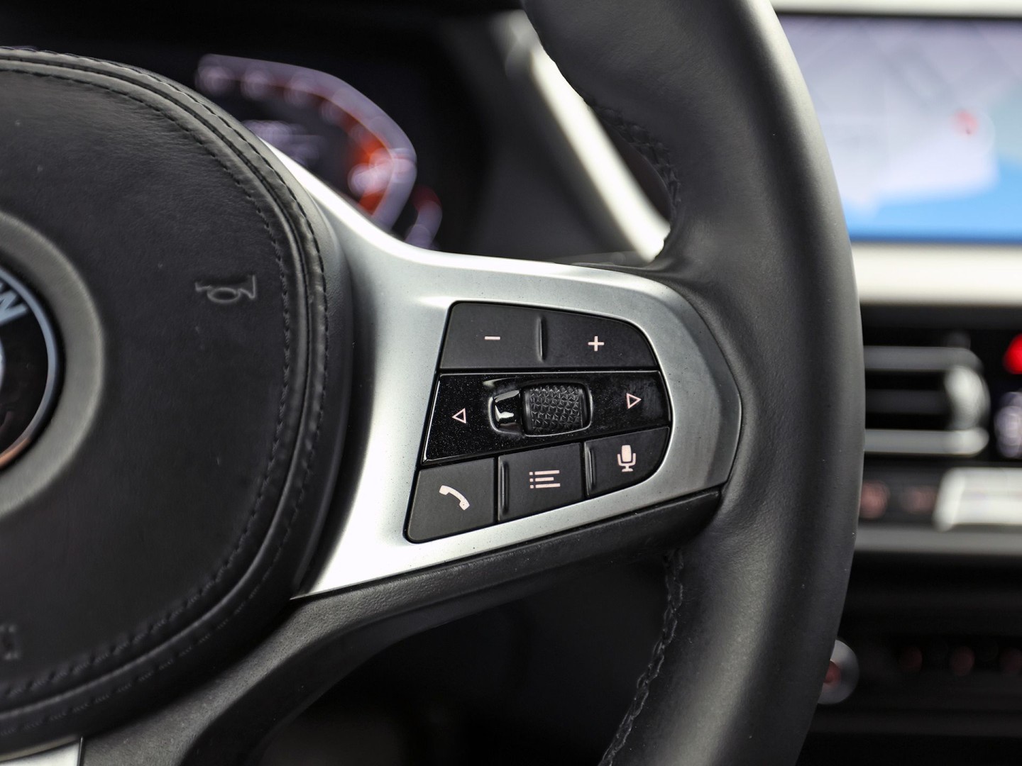 BMW 1 Serie 118i M Sport Automaat (APPLE CARPLAY, M PAKKET, GROOT NAVI, LEDER, SPORTSTOELEN, SFEERVERLICHTING, GETINT GLAS, NIEUWSTAAT)
