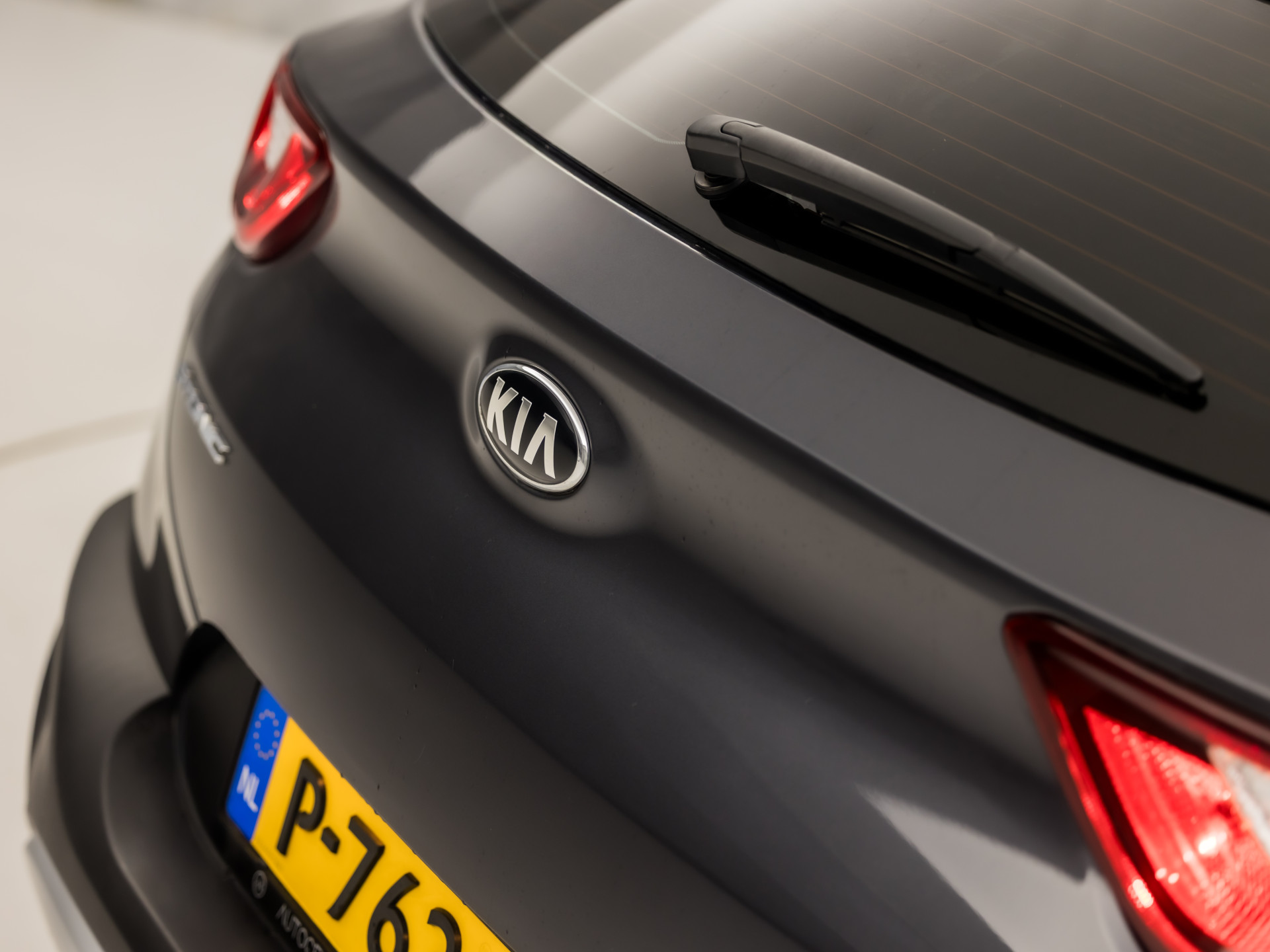 Kia Stonic 1.2 Navigator Sport (APPLE CARPLAY, NAVIGATIE, CAMERA, LM VELGEN, SPORTSTOELEN, PARKEERSENSOREN, ELEK RAMEN, NIEUWSTAAT)