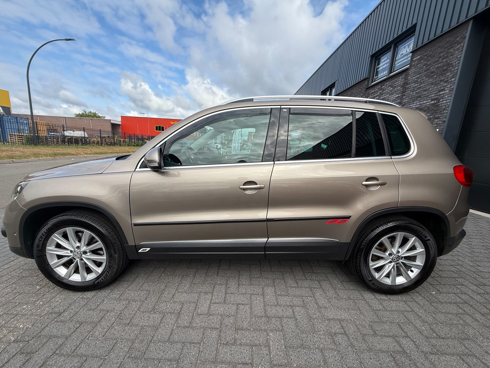 Volkswagen Tiguan 1.4 TSI Sport&Style | 1E EIGENAAR | 3/6/12MND GARANTIE | NAVI | PDC | 160 PK | LAGE KM |