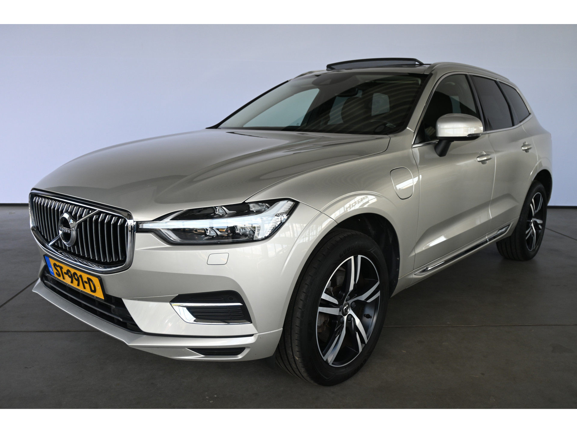 Volvo XC60 2.0 T8 Twin Engine AWD Inscription Harman/Kardon Navigatie Panoramadak Carplay Goed Onderhouden! Inruil Mogelijk!