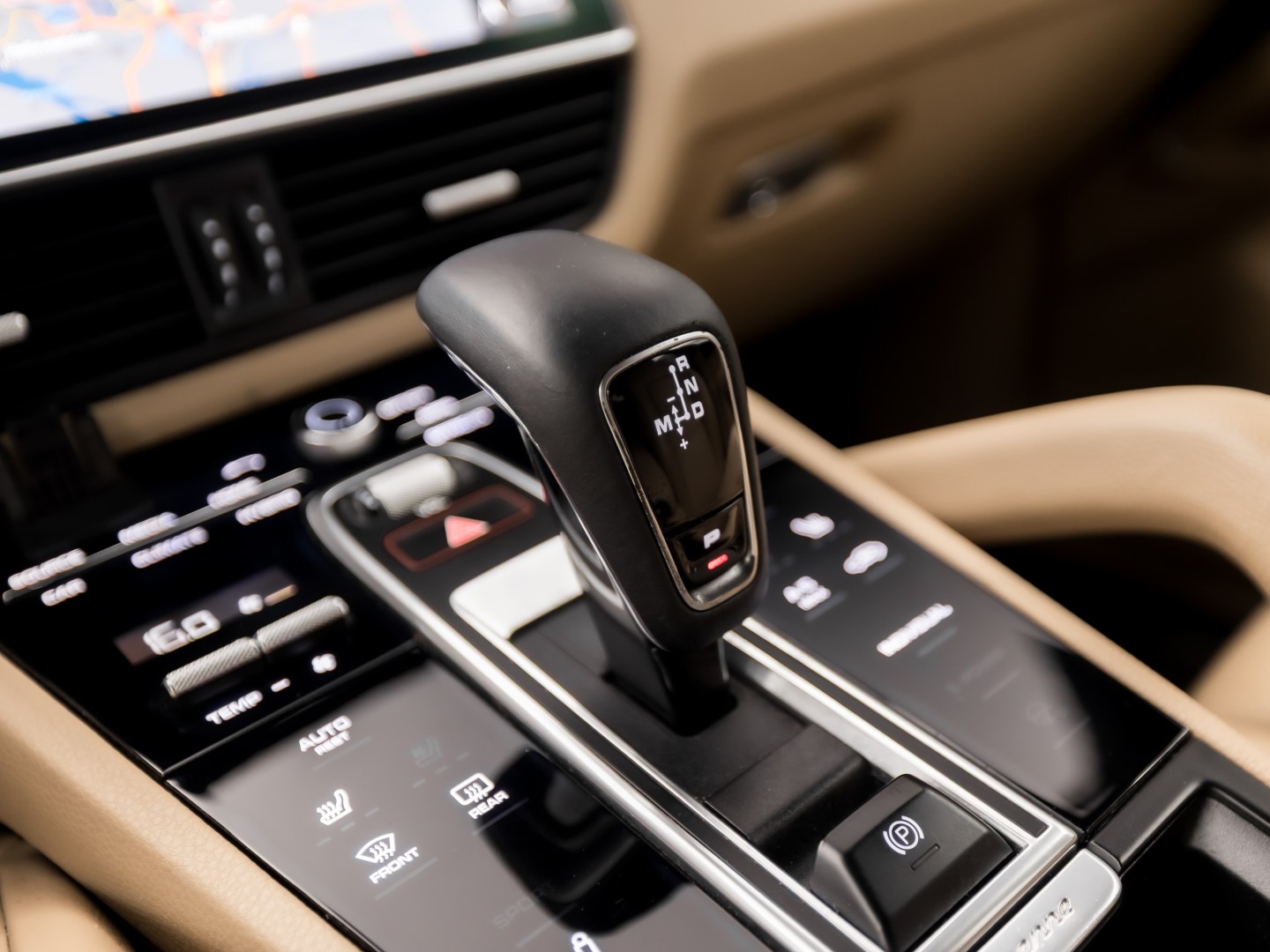 Porsche Cayenne 3.0 E-Hybrid Sport 463Pk (SPORTCHRONO PAKKET, LUCHTVERING, SOH 95%, BLACK PACK, APPLE CARPLAY, MEMORY SEATS, STOELVERWARMING, GETINT GLAS, CAMERA, NIEUWSTAAT)
