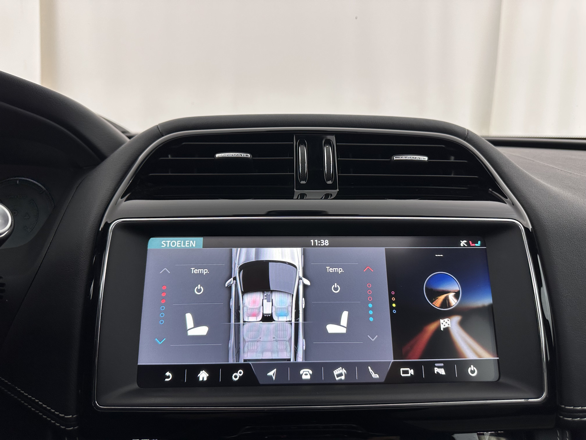 Jaguar F-PACE 3.0 S AWD R-Dynamic Aut *PANO | LEATHER | BLINDSPOT | FULL-LED | MERIDIAN-AUDIO | HEATED-SPORTSEATS | NAVI-FULLMAP | KEYLESS | CAMERA | CARPLAY | SHIFTPADDLES | PDC | LANE-ASSIST | MEMORY-PACK | DIGI-COCKPIT | .