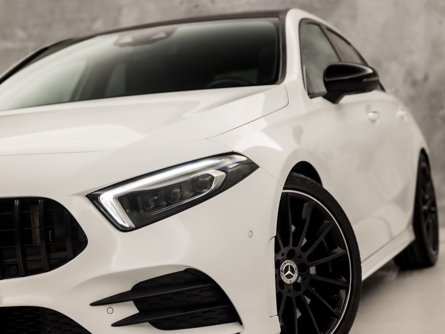 Mercedes-Benz A-Klasse 250 AMG Sport 224Pk Automaat (PANORAMADAK, MEMORY SEATS, 360 CAMERA, BURMESTER, GROOT NAVI, SFEERVERLICHTING, WIDESCREEN, ADAPTIVE CRUISE, NIEUWSTAAT)