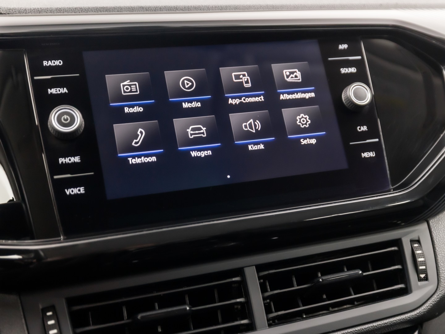 Volkswagen T-Cross 1.0 TSI Sport (APPLE CARPLAY, CAMERA, GETINT GLAS, CRUISE, LM VELGEN, SPORTSTOELEN, NIEUWSTAAT)
