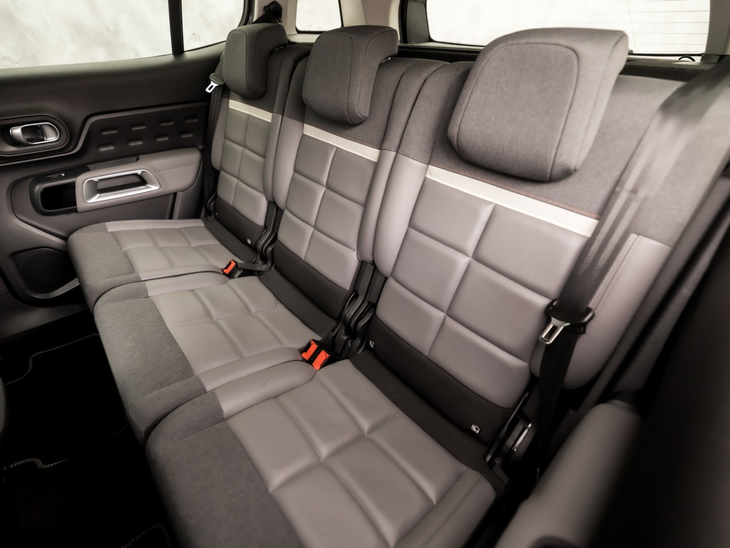 Citroën C5 Aircross 1.6 Plug-in Hybrid 225 Deluxe Sport 225Pk Automaat (APPLE CARPLAY, SOH 93%, GROOT NAVI, 360 CAMERA, GETINT GLAS, ELEK SPORTSTOELEN, LEDER, STOELVERWARMING, ADAPTIVE CRUISE, NIEUWSTAAT)