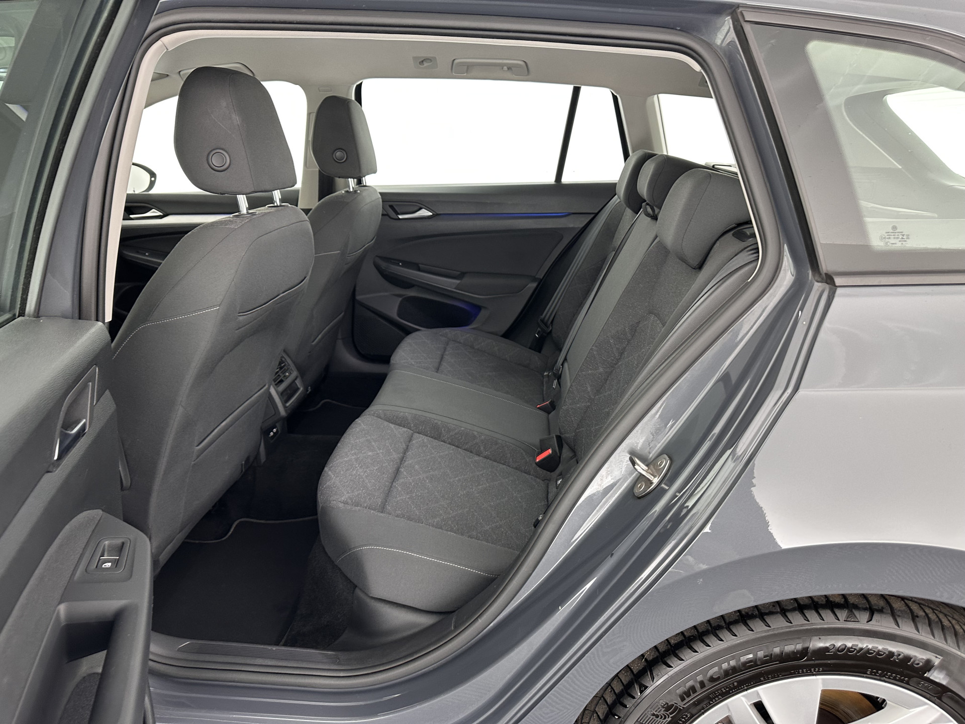 Volkswagen Golf Variant 2.0 TDI Life Business (INCL-BTW)  *FULL-LED | DIGI-COCKPIT | NAVI-FULLMAP | HEATED-COMFORTSEATS | KEYLESS | DAB+ | CARPLAY | ECC | AMBIENT-LIGHT | PDC | 16''ALU*